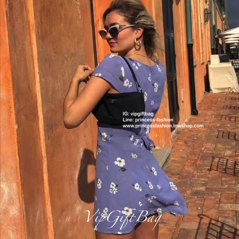 รุ่นใหม่ จากแบรนด์ Prada Crossbody *มีมาให้ถึง2สาย สายผ้าติดกับตัวกระเป๋า และสายยาวโซ่เงิน ด้านหน้ามีโลโก้แบรนด์สวยหรู เปิดปิดด้วยซิป อะไหล่สีเงินทั้งใบ ด้านในบุด้วยผ้าลายแบรนด์ มีโลโก้แบรนด์ ด้านในใส่ของได้เยอะคะ ใส่กระเป๋าตังยาว เครื่องสำอางค์