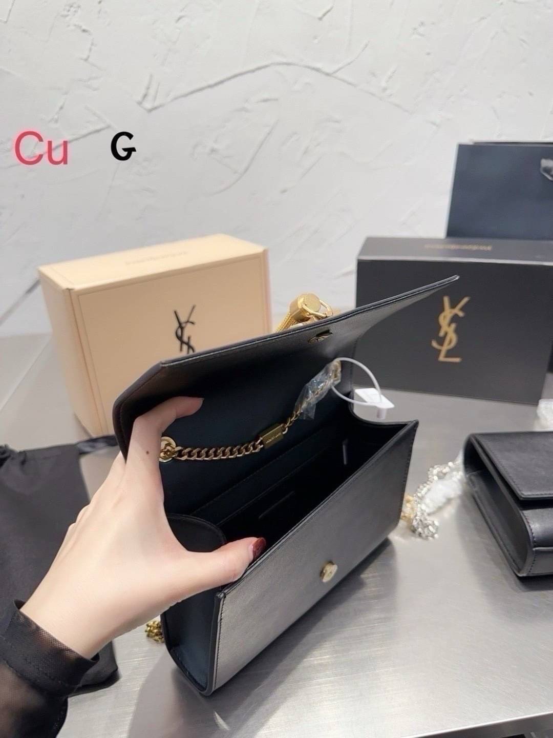 YSL KATE SMALL TASSEL BAG กระเป๋าสะพายทรง woc ที่สุดของความฮอต เป็นเอกลักษณ์ความหรูของแบรนด์เลยก็ว่าได้ ดีไซน์เรียบแต่หรูของจริง เพิ่มดีเทลพู่ห้อยสวยโดดเด่น -- [รับตัวแทนกระเป๋า]