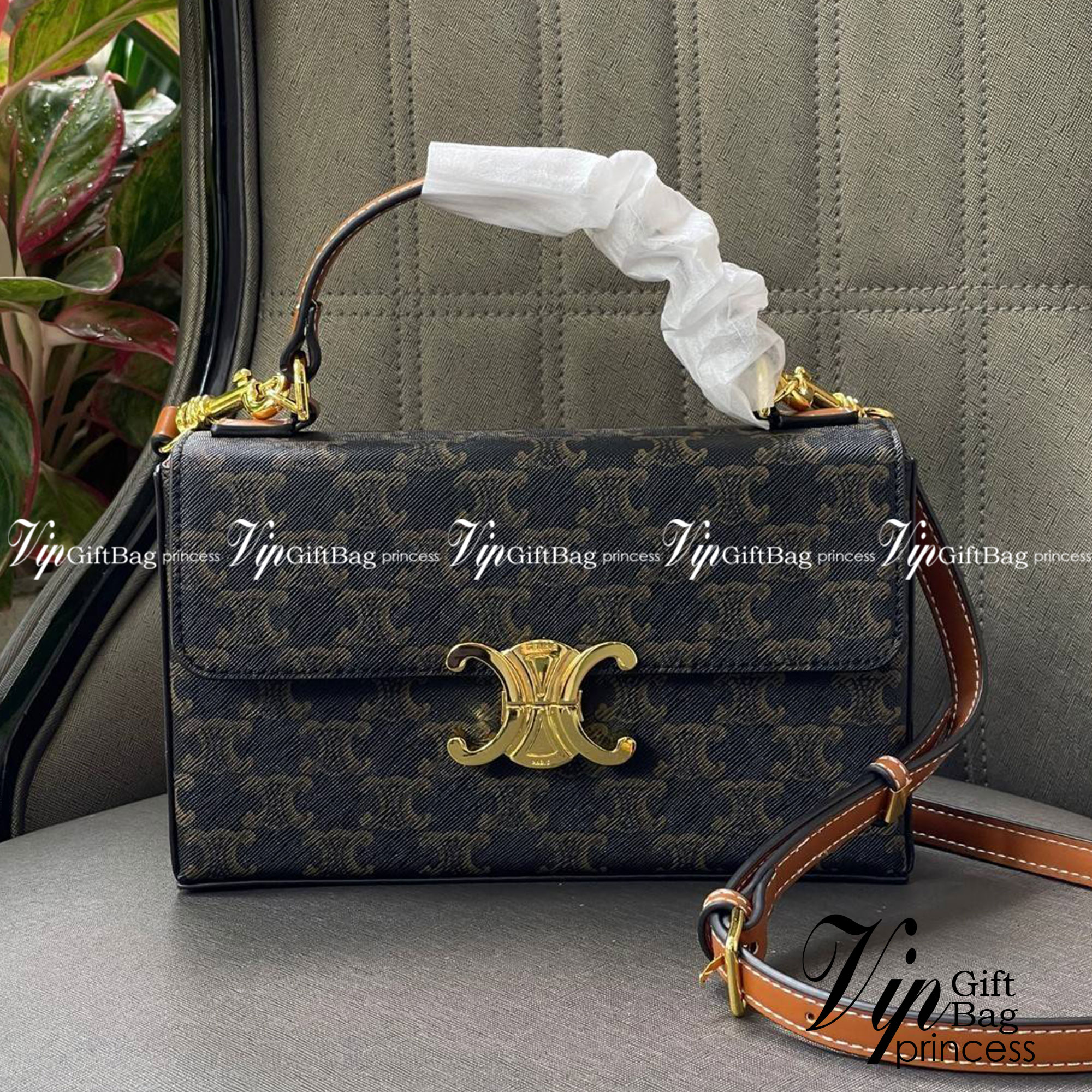 Celine Triomphe shoulder handbag Bag / Celine box triomphe in Natural Calfskin Tan กระเป๋าสะพายเรียบหรูและดูทันสมัยใบนี้ออกมา ให้คุณเลือกสะพายในชีวิตประจำวันเข้ากับการแต่งตัวสบาย ๆ หรือถอดสายถืงออกงานปาร์ตี้สังสรรค์ ก็ช่วยให้คุณดูโดดเด่นได้เช่นกัน นอกจากน