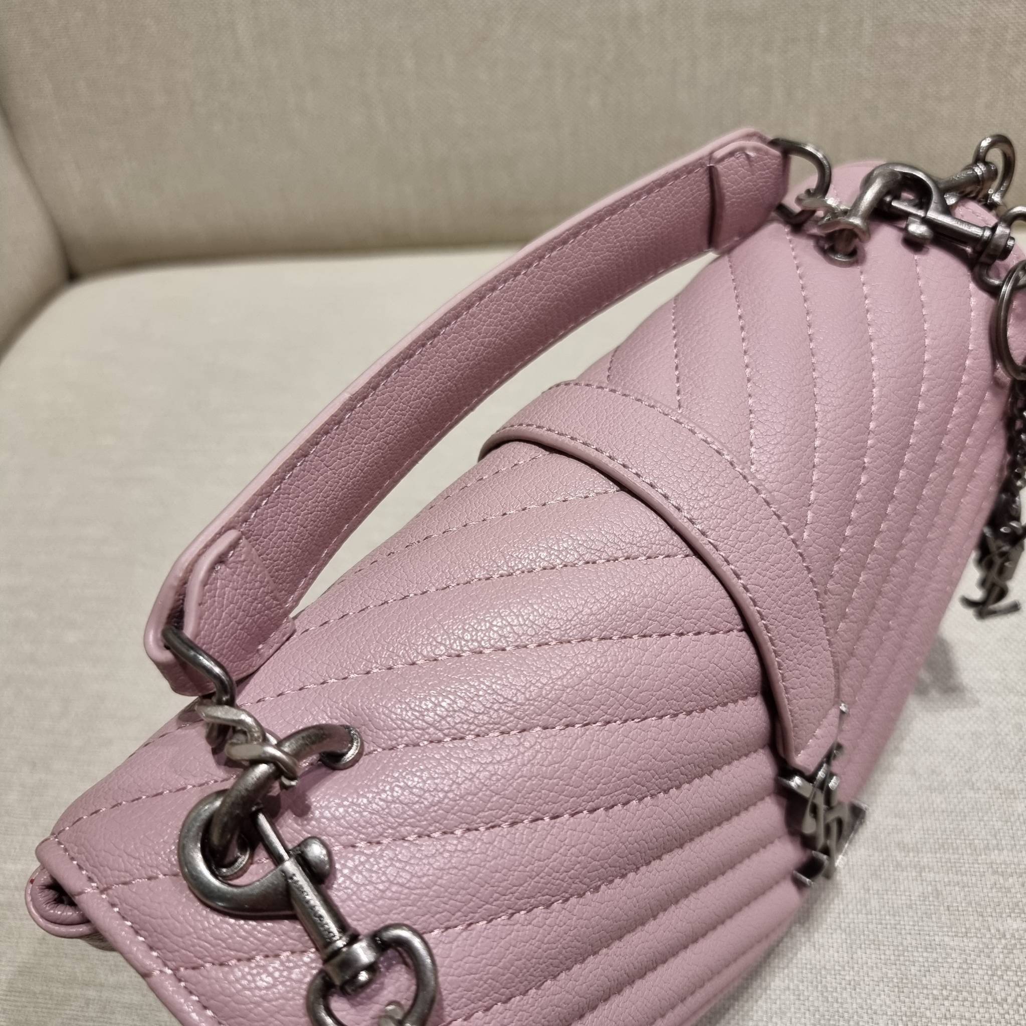 Yves Saint laurent crossbody boutique vip bag กระเป๋าสะพายไหล่ ดีไซน์ทรงสวยหรู พิเศษ แถมฟรี พวงกุญแจห้อยโลโก้ ดูแพงไปหมดจริงๆไอเท็มนี้ วัสดุหนังสังเคราะห์ลายคาร์เวีย เปิด-ปิดด้วยกระดุมแม่เหล็ก ภายในโล่งกว้าง แบ่งสัดส่วนไว้อย่างดี มาพร้อมหูจับในตัว และสายส