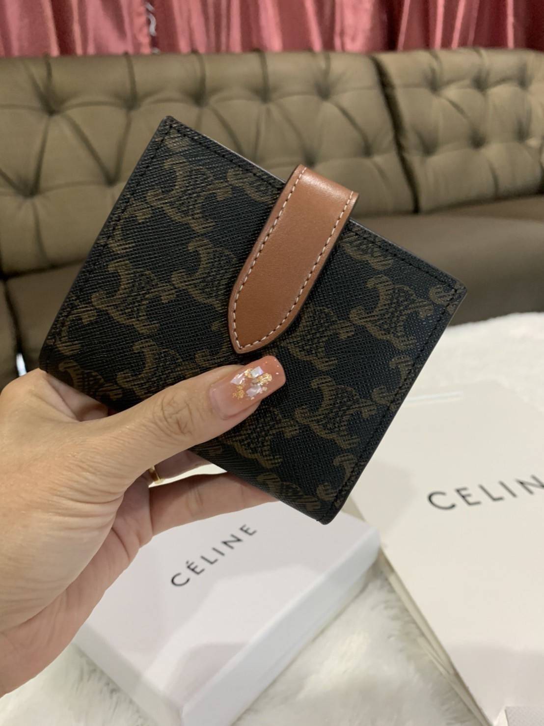 CELINE SHORT WALLET VIP GIFT WITH PURCHASE (GWP) พรีเมี่ยมกิ๊ฟ Limited จาก CELINE HAUTE PARFUME DUTYFREE COUNTER วัสดุ Triomphe Canvas หนังสวยอยู่ทรง ประดับโลโก้แบรนด์ที่ด้านหน้า ขนาดกำลังดี จับถนัดมือ เปิด-ปิดฝาพับกระดุม ภายในมีช่องแบ่งหลายช่อง มีช่องใส่