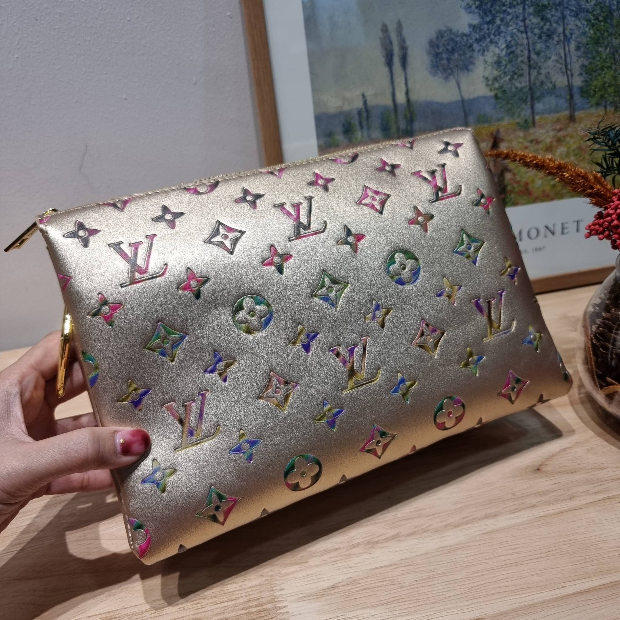 LV Coussin Bag / LV HANDLE POUCH MONOGRAM LIMITED EDITION กระเป๋าสะพายกึ่งคลัชท์ สุดล้ำ ดีไซน์ใหม่ สีลิมิเต็ดมาแรงมาก ด้วยความสวยปังตั้งแต่แรกเห็น วัสดุหนังแกะปั๊มลายสวย มาพร้อมสาย 2 เส้น เชิดๆสับๆ