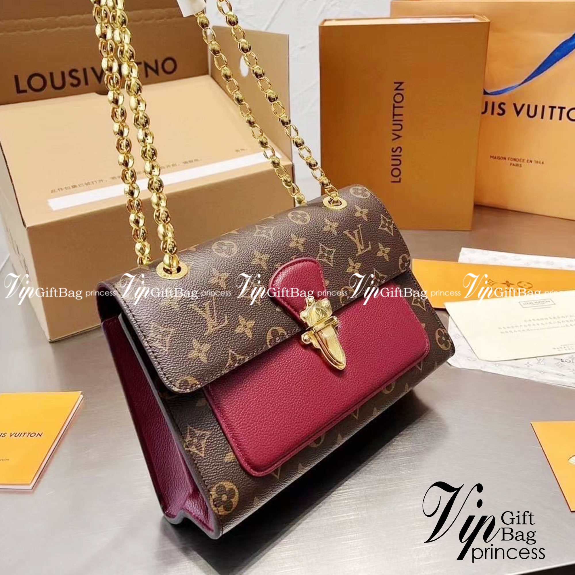 LV VICTOIRE Monogram กระเป๋าสะพายไอเท็มนำแฟชั่นที่น่าดึงดูดใจ ทรงกะทัดรัดและใช้งานได้สะดวก หนังแคนวาสอย่างดี ลาย Monogram เปิด-ปิดแบบกดล็อคอะไหล่สีทองสวยงาม ภายในมี3ช่องกว้างสามารถใช้งานได้หลากหลายและจุของได้มากมายเกินคาดนะคะ
