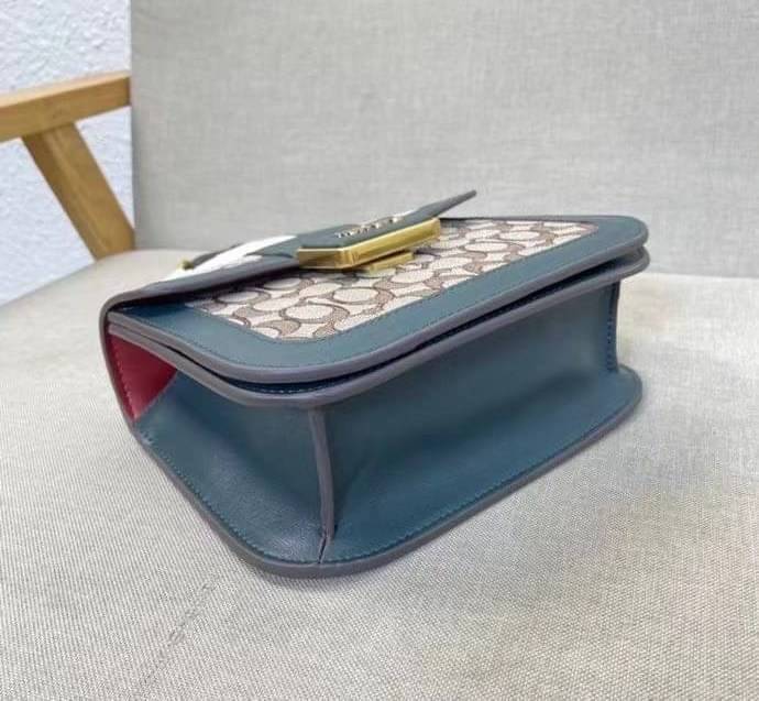 ใบจริงสวยหรูมากๆค่ะ💥 COACH ALIE TOP HANDLE IN SIGNATURE JACQUARD ((C4822)) พร้อมส่งที่ไทยค่ะ! กระเป๋าหิ้ว//สะพายข้าง วัสดุ Jacquard+หนังแท้ได้ลงตัวสวยงามมากๆค่ะ คลาสสิคสุดๆ เปิดปิดกระเป๋าแบบกดล็อค ช่องหลักกางออกได้กว้างสามารถใส่กระเป๋าเงินใบกลางได