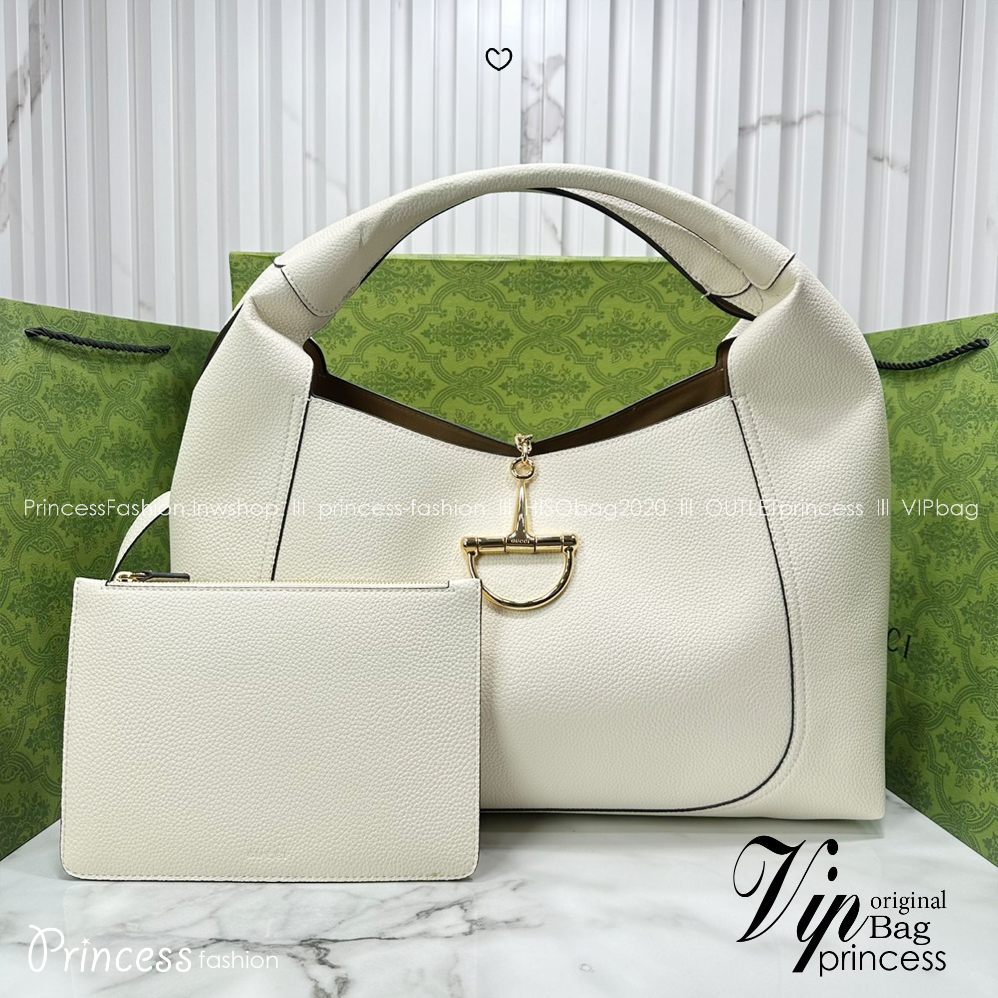 Gucci Softbit maxi shoulder bag โฉมใหม่ล่าสุด กับกระเป๋าสะพายรูปทรงใหม่เรียบหรูด้วยหนังลายเกรน ใบใหญ่จุใจพร้อมใบลูกเข้าเซ็ท ตกแต่งอะไหล่ Horsebit ครึ่งรูปขนาดใหญ่ด้านหน้าสวยหรูโดดเด่น สวยผู้ดี ดารา เซเลปใช้กันเพียบ