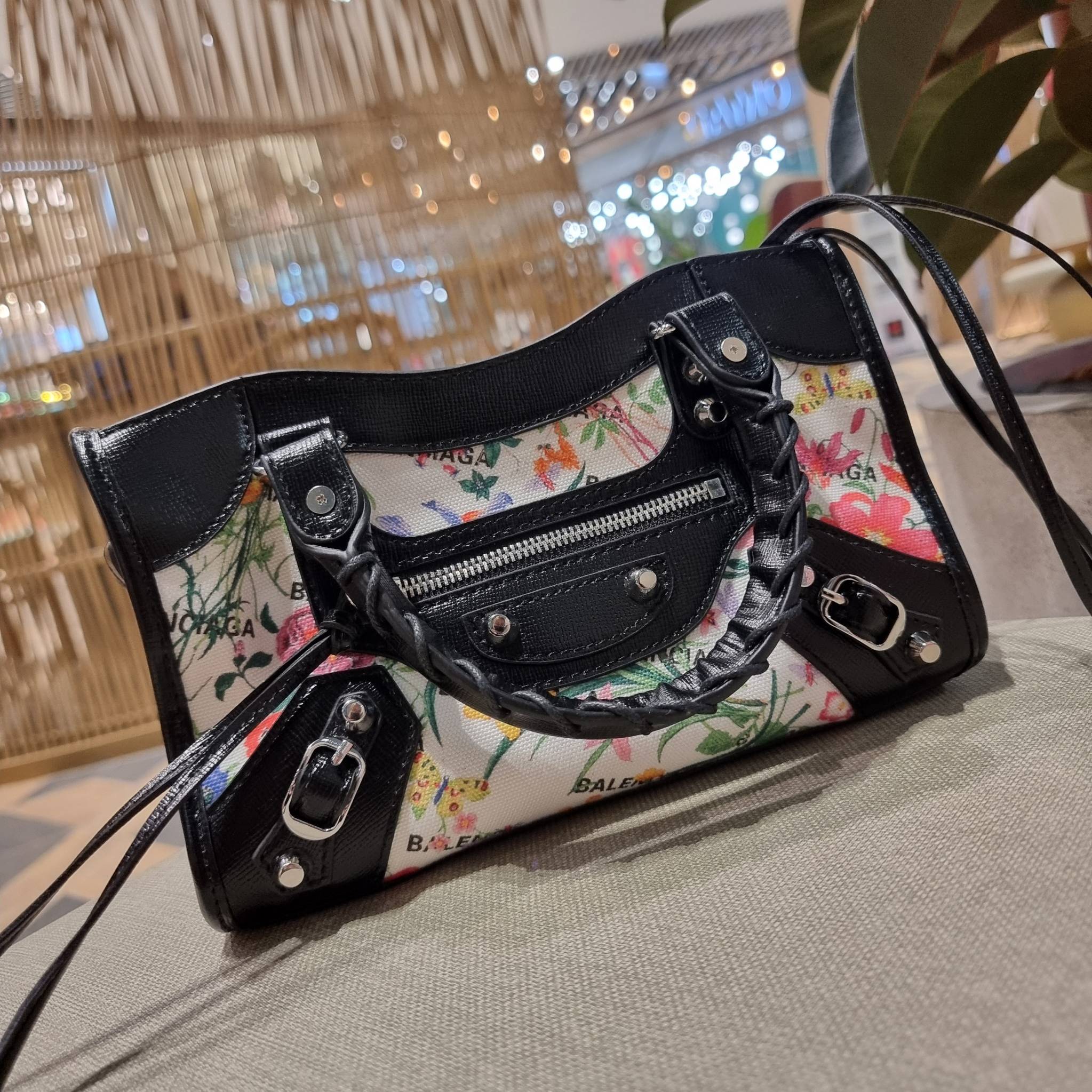 ไซส์ใหม่ กับรุ่นคอลแลบอีกหนึ่ง ที่ฮอตติดลมไม่เลิก!! Gucci×Balenciaga neo floral small bag กระเป๋าถือ/สะพายข้างที่โดดเด่นในสไตล์ที่ไม่ซ้ำ ไม่เกร่อ ดีไซน์มีกิมมิคและลูกเล่นแพรวพราว ทั้งหนังรูดซิป ทั้งหูจับ ทั้งความตกแต่ง มีดีเทลอัพราคาไปหมด วัสดุผ้าแคนวาสตั
