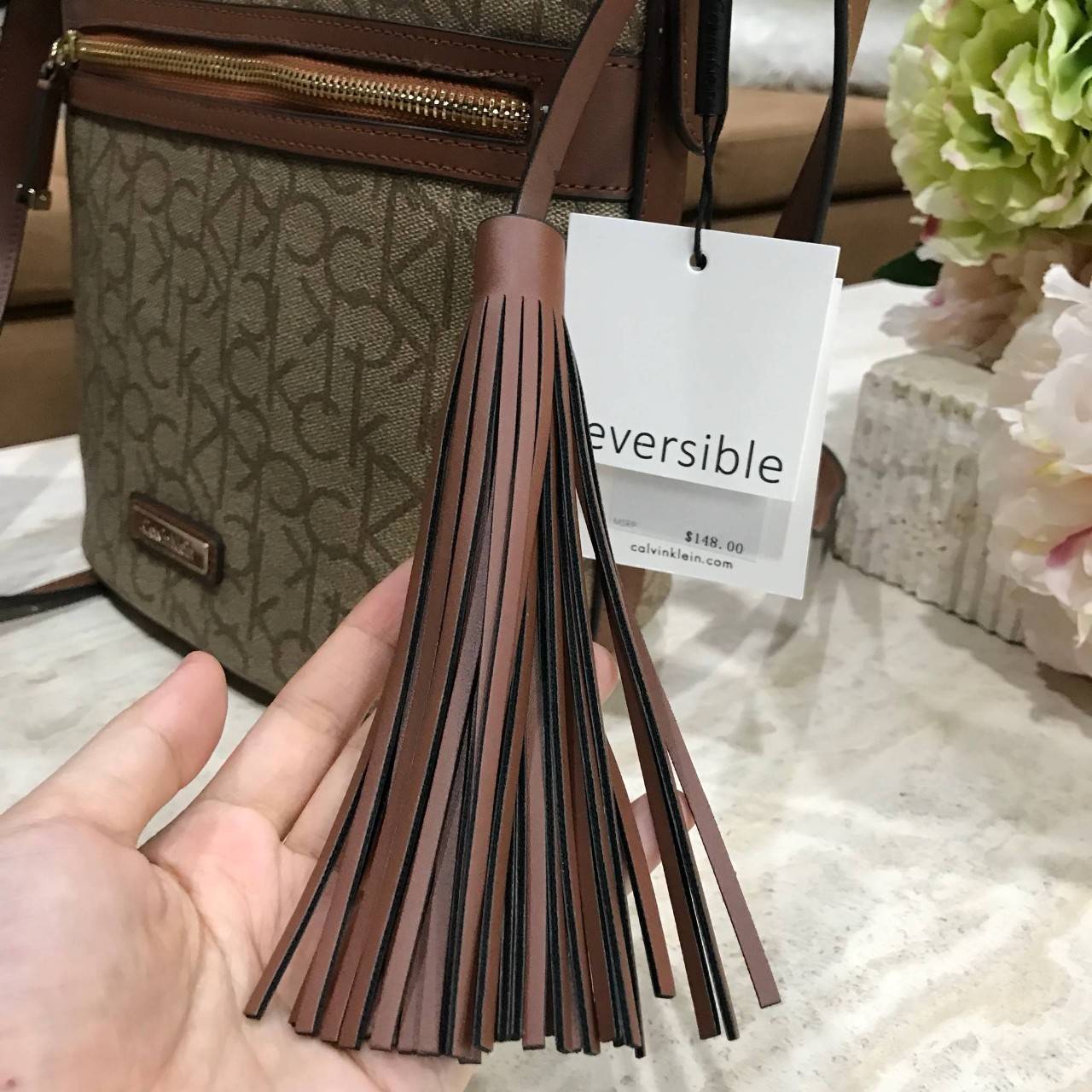 Calvin Klein CrossBody Bag Y2019 Newvin! กระเป๋าสะพายหนังสวยอยู่ทรง ลาย Signature แบรนด์รอบใบ ทรงถัง เปิดปิดด้วยซิป ด้านหน้าประดับโลโก้แบรนด์ อะไหล่ทอง ขนาดกำลังดี น้ำหนักเบา ภายในกว้าง ซับในพิมพ์แบรนด์ ใส่ wallet ยาวได้ พร้อมสายยาว ปรับได้ Crossbodyได้ค่
