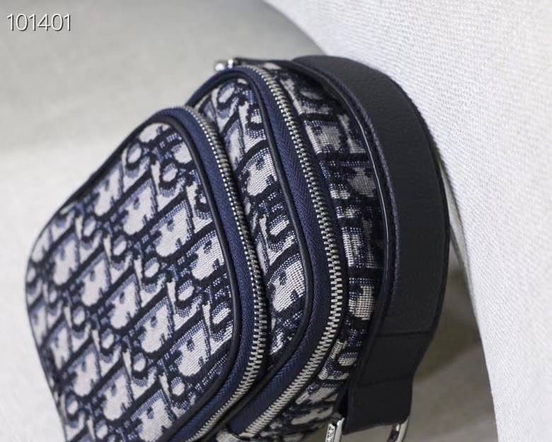หนังแท้ DIOR OBLIQUE AITPODS MINI BAG พร้อมส่งที่ไทย งานหนังแท้และผ้าแจ็คการ์ดออริจินอล ภาพสินค้าถ่ายจากงานขายจริง ใช้งานต่างประเทศได้