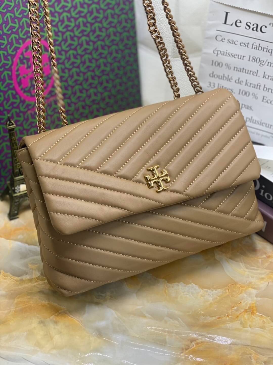 Large : Tory Burch Kira Chevron Quilted Convertible Leather Crossbody Bag เป็นกระเป๋าที่ใช้ในการออกงานสำคัญหรือวันที่มีปาร์ตี้สังสรรค์ คุณควรเลือกใช้กระเป๋าที่มีดีไซน์สะดุดตา เพราะจะช่วยยกระดับและเพิ่มเสน่ห์ให้กับตัวคุณเองมากยิ่งขึ้น หากเป็นงานทางการ เช่น