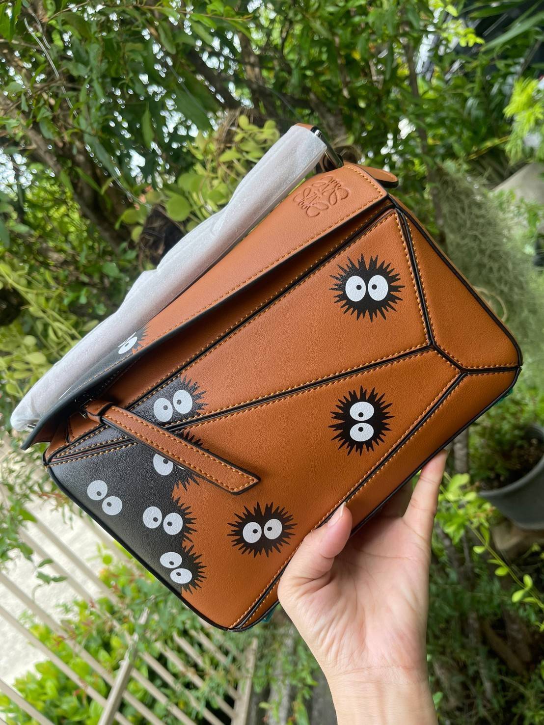 Loewe X My Neighbor Totoro Puzzle bag การร่วมงานสุดคิวท์ที่น่าจับจอง สำหรับใครที่ชื่นชอบการ์ตูนแอนิเมชั่นญี่ปุ่นอย่าง My Neighbor Totoro การออกแบบคาแร็กเตอร์ที่ใครๆ ต่างก็บอกว่าน่ารัก ล่าสุดก็เป็นที่น่าตื่นเต้นอีกครั้ง เมื่อสตูติโอดังได้เปิดตัวการร่วมงานก