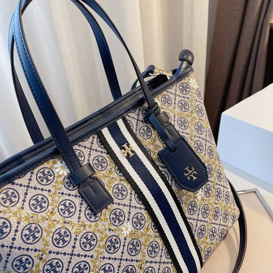 OUTLET ของแท้ 💯% TORY BURCH T MONOGRAM FLORAL VINE SMALL TOP-ZIP TOTE BAG คอลเลคชั่นรุ่นยอดนิยม กระเป๋าช้อปปิ้งเดซี่ล่าสุด ทรงใบใหญ่ ทรงสวยคลาสสิค มีดีไซน์เก๋โดดเด่นลายทางตรงกลาง ตัวกระเป๋าลงลายโซ่ คาดด้วยลายฟลอรัลสีเหลือง เพิ่มความน่ารัก สวยหรูมา