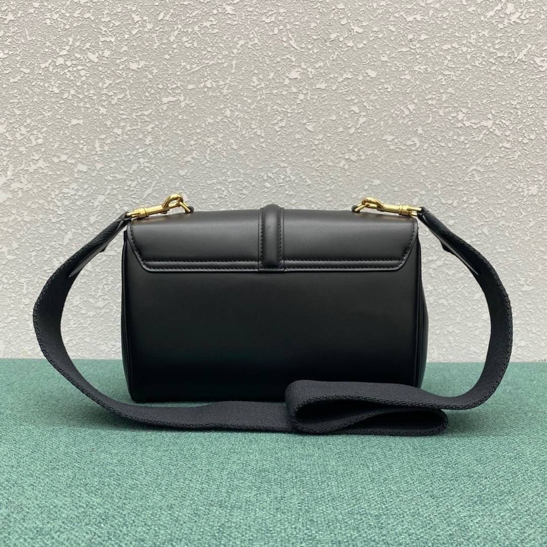 CELINE Teen Soft 16 In Smooth Calfskin / CELINE TRIOMPHE CROSSBODY BAG กระเป๋าสุดเรียบง่ายคงความสไตล์เซลีนเป็นอย่างดี ดีไซน์สวยหรูสุดคลาสสิคหนังเรียบสวยอยู่ทรงเปิดปิดด้วยฝาปิดล๊อคบิดโลโก้แบรนด์อะไหล่ทองวิ้งๆภายในมีช่องแบ่งเป็นสัดส่วนและมีช่องซิปหัวซิปแบรน