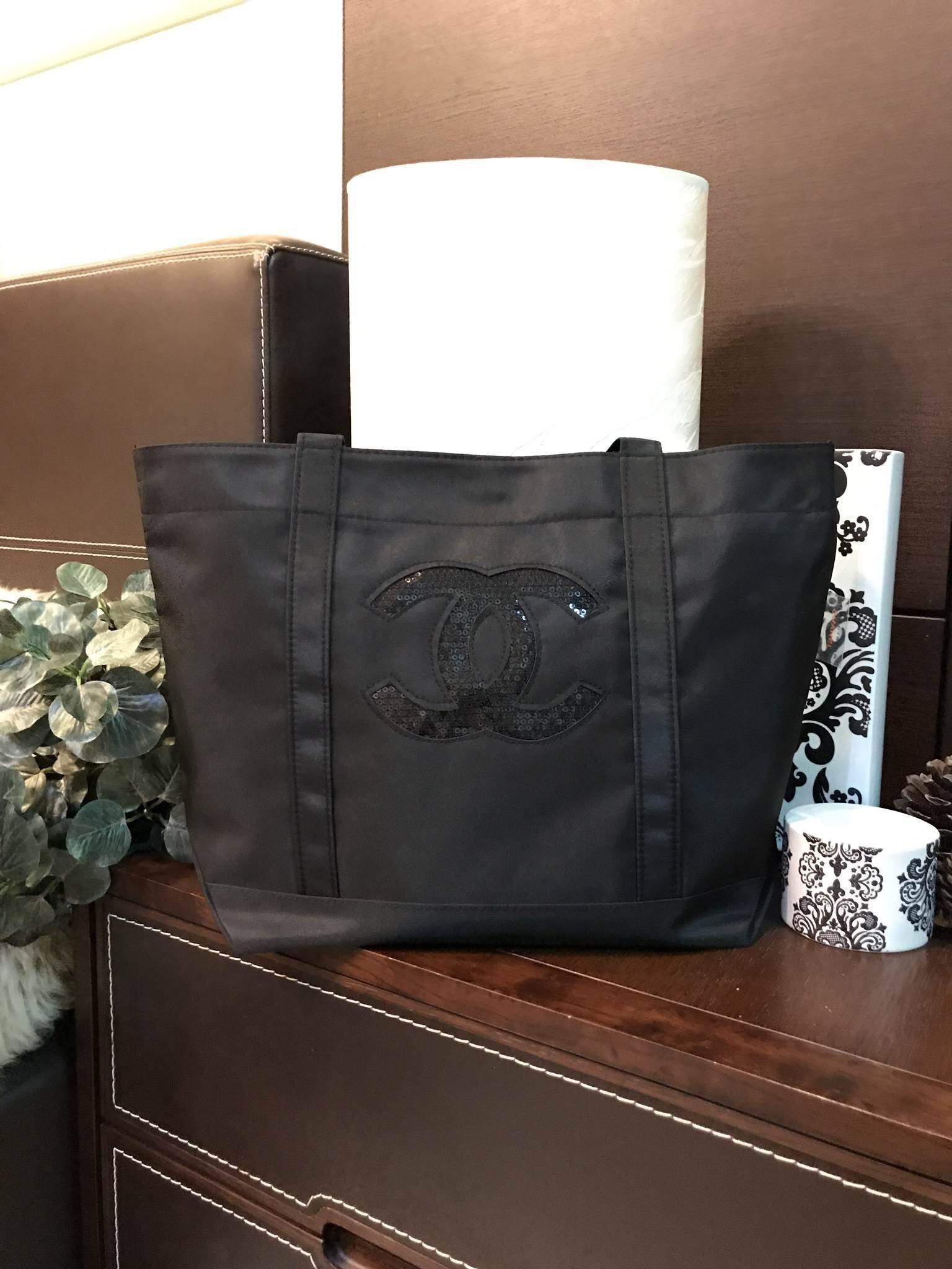 Must Have! Chanel Satin Shopping Bag กระเป๋าสะพายทรง Shopping Bag พรีเมี่ยมกิ้ฟ Limited Edition ของแท้ 100% นำเข้าจาก Chanel Perfume Counter ใบใหญ่วัสดุ SATIN ประดับคริสตัลสีดำโลโก้ CC สุดคลาสสิค ซับใน Polyester 100% เปิดปิดด้วยกระดุมแม่เหล็ก น้ำหนักเบา จ