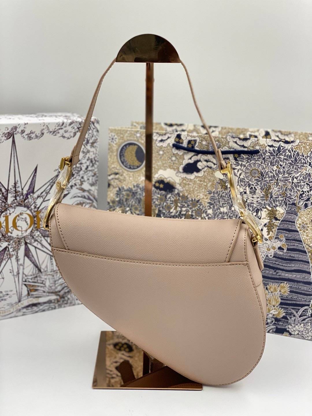 ORI หนังแท้ | DIOR Saddle Bag with Strap Grained Leather กระเป๋าถือ/สะพายทรงอานม้า รุ่นยอดนิยมที่มีเอกลักษณ์สวยงามเหนือกาลเวลา ลูกเล่นห้อยด้วยตัวอักษร D ตรงหูหิ้วมีกิมมิค CD สวยหรูดูแพง