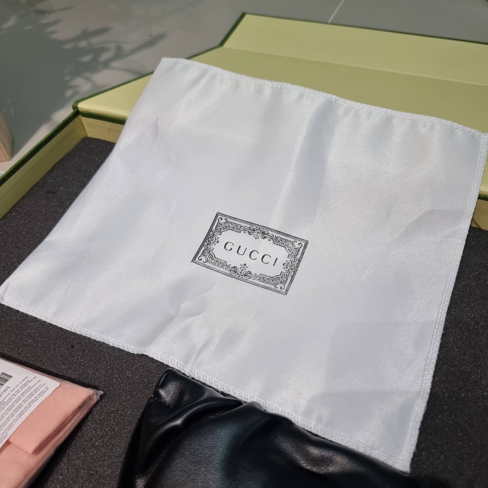 Set 3 ชิ้น Gucci Horsebit 1955 mini bag / Gucci Phone Bag box set ชวนสะสม ใครมองหาของขวัญอยู่ เซ็ทนี้จัดว่าเลิศมาก! กับการจับเอารุ่นยอดฮิต มามิกซ์รวมกับไอเท็มสุดคุ้มของมันต้องมี!! จัดเรียงให้อยู่ในกล่อง box set ลิมิเต็ด ที่มีทั้งแว่นตา gentle monster แบรน