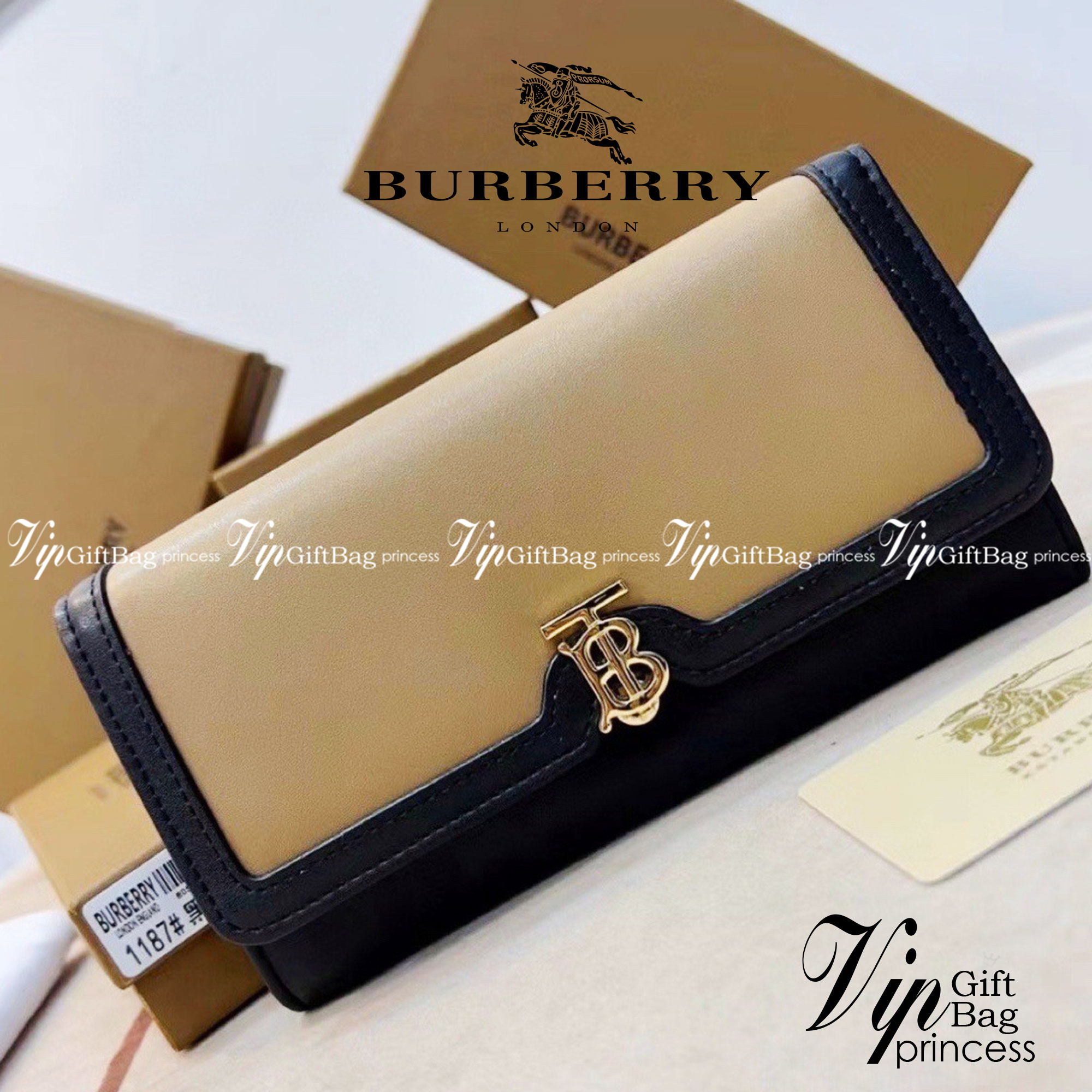 BURBERRY long wallet / BB vintage long wallet กระเป๋าสตางค์ใบยาวแบรนด์หรู เป็นไอเท็มสุดฮิต ติดทุกกระแส แรงไม่เคยตก รุ่น unisex สีไหนใครๆก็ใช้ได้หมด อยู่ที่ใจ!! ❤️ ใบยาวขนาดกำลังเหมาะมือ ถือแล้วขับผิวทุกสี ภายในมีช่องใส่บัตรเยอะ แบ่งสัดส่วนสวย ใส่ธน