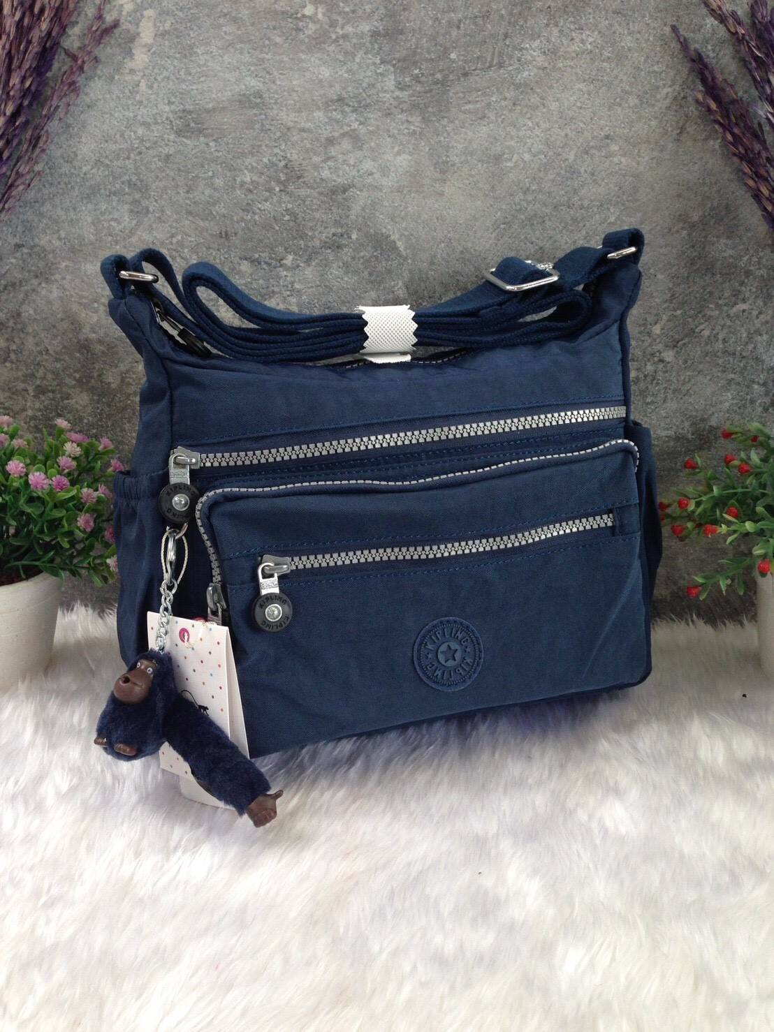 KIPLING Shoulder Bag (K25511) Outlet Hongkong กระเป๋าสะพาย วัสดุ nylon คุณภาพดี กันน้ำ ตามแบบฉบับแบรนด์ แบ่งเป็นช่องซิป 5 ช่อง สามารถใส่ไอแพด กระเป๋าสตางค์ใบยาว และมือถือได้ทุกรุ่นค่ะ จุคุ้มมากๆ น้ำหนักเบา สายสะพายปรับได้ จะสะพายไหล่ หรือ crossbody ได้สบา