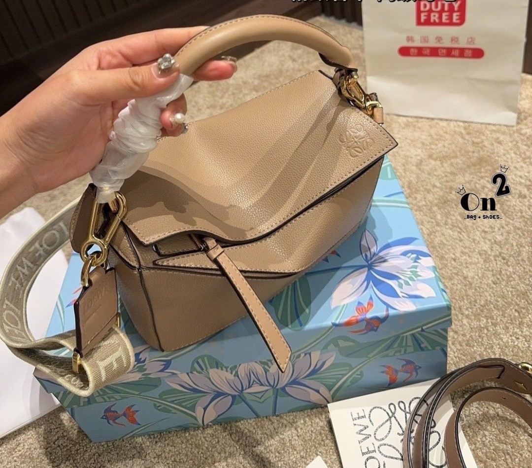 LOEWE Puzzle Bag With Jacquard Strap กระเป๋าสะพายแบรนด์หรู ทรงคล้ายลูกลักบี้ มาพร้อมสายยาวผ้าแจ็คการ์ด สวยงามมากค่ะ