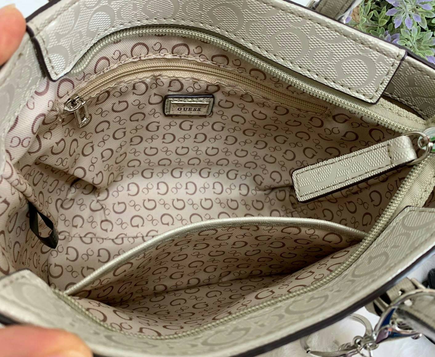 GUESS MINI TOTE BAG กระเป๋าถือหรือสะพายข้าง วัสดุหนังปั้มแบรนด์ทั้งใบ ด้านหน้ามีโลโก้แบรนด์ พร้อมห้อยพวงปอมปอมขนนิ่มมาให้ด้วยค่ะ เปิดปิดกระเป๋าแบบซิป ภายในใส่กระเป๋าสตางค์ใบยาวได้ค่ะ มีช่องซิปและช่องเล็กใส่ของจุกจิกนะค่ะ มาพร้อมสายยาวถอดออกได้เลื่อนปรับระ