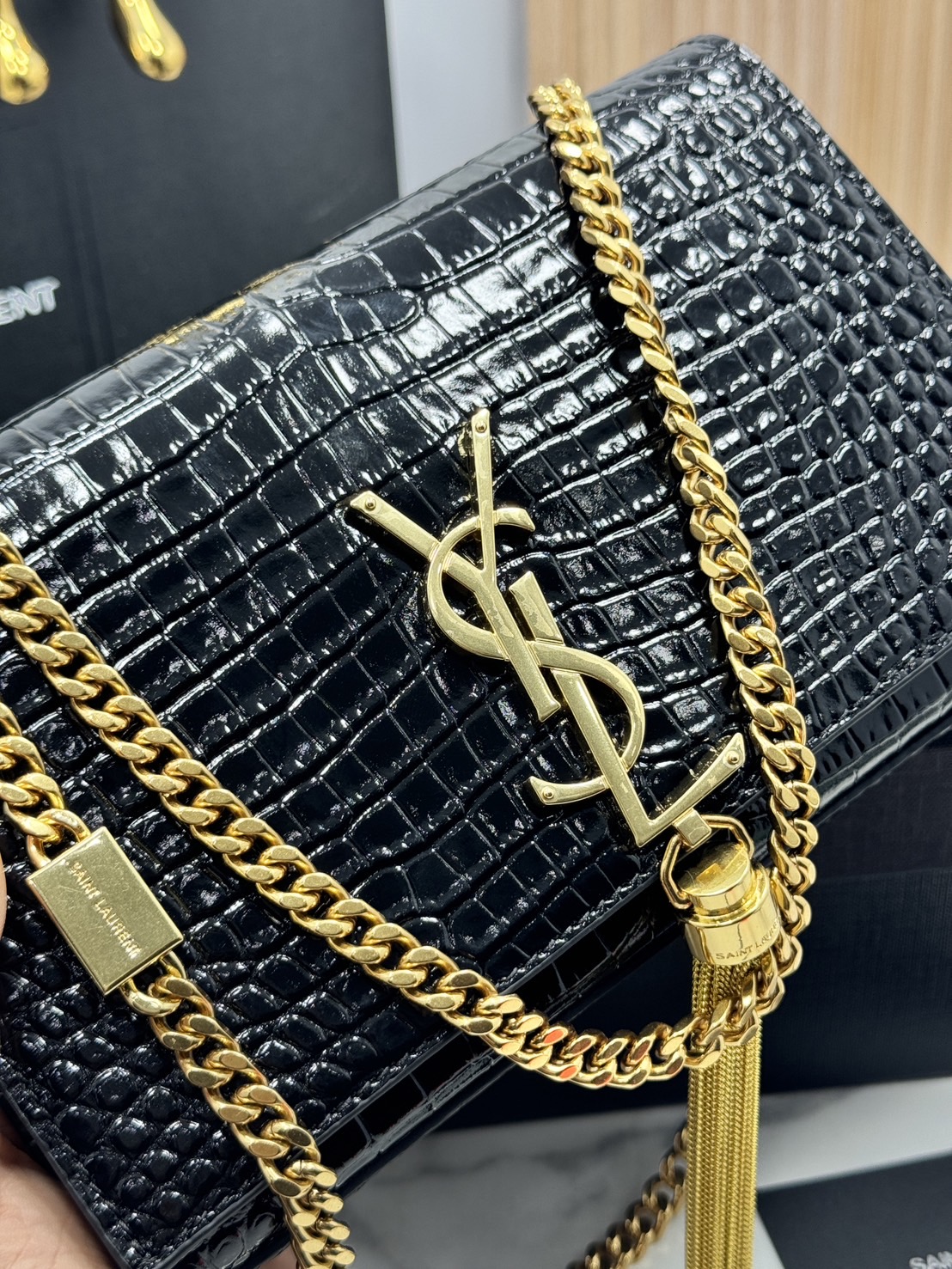 ORI หนังแท้ | 20cm Ysl Kate Croc Tassel Bag / YSL Woc Bag กระเป๋าสะพายทรง woc เรียบหรูดูแพงที่แท้จริง งานหนังลายจรเข้เต็มใบโดดเด่นด้วยโลโก้แบรนด์สุดหรู พร้อมพู่ห้อย รุ่นฮิตลอดกาลดูดีมีระดับ