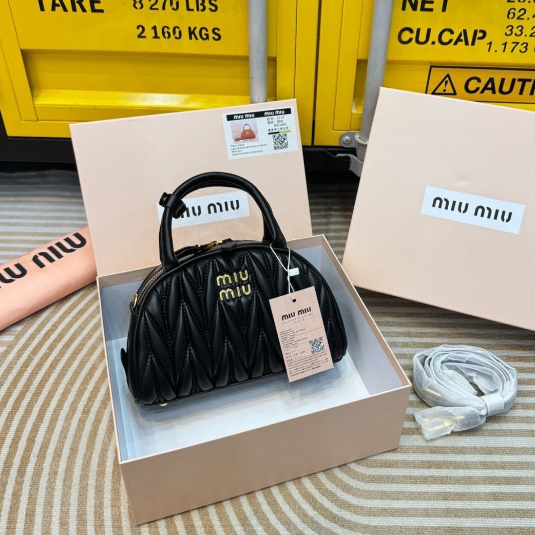 MIU MIU Dumplings leather bag กระเป๋าถือ/สะพายสุดชิค ดีไซน์เพิ่มดีเทล ด้วยการเดินด้ายเป็นเอกลักษณ์ สวยดูแพง ดีไซน์เรียบแต่มากมีอยู่จริง สวยดูแพง แมทชุดได้ง่ายสุด มินิมอลมินิใจ หูจับในตัวง่ายและสะดวกพกพา