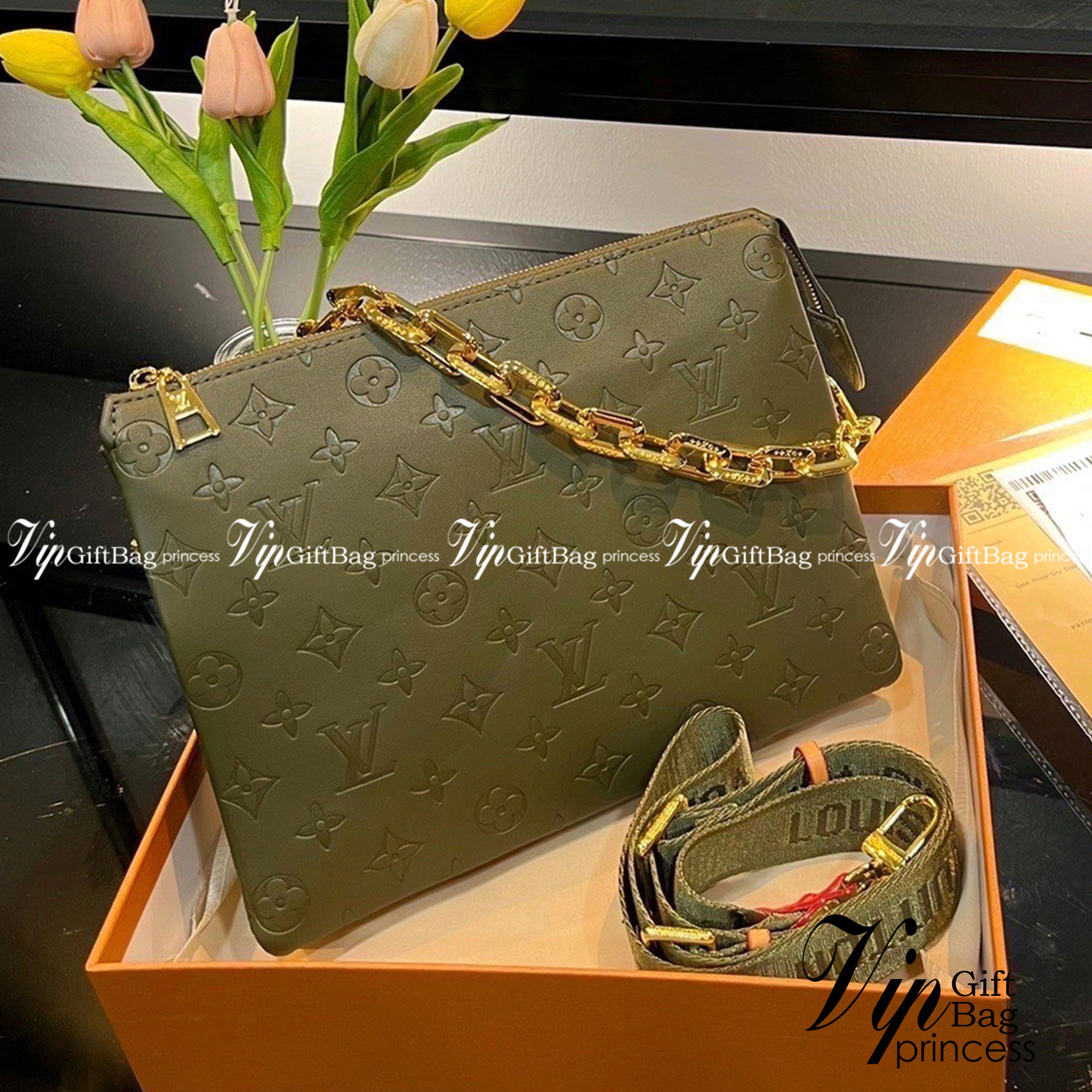 LV HANDLE POUCH MONOGRAM / LV Coussin PM Bag กระเป๋าสะพายกึ่งคลัชท์ สุดล้ำ มาแรงมาก ด้วยความสวยปังตั้งแต่แรกเห็น วัสดุหนังแกะสังเคราะห์ปั๊มลายสวยคม มาพร้อมสาย 2 เส้น เลิศๆ มีสายโซ่ที่มีดีเทลละเอียดไม่ซ้ำ และสายสปอร์ตครอสบอดี้ ที่จะคล้องไว้ทั้งสองเส้นก็ดีง