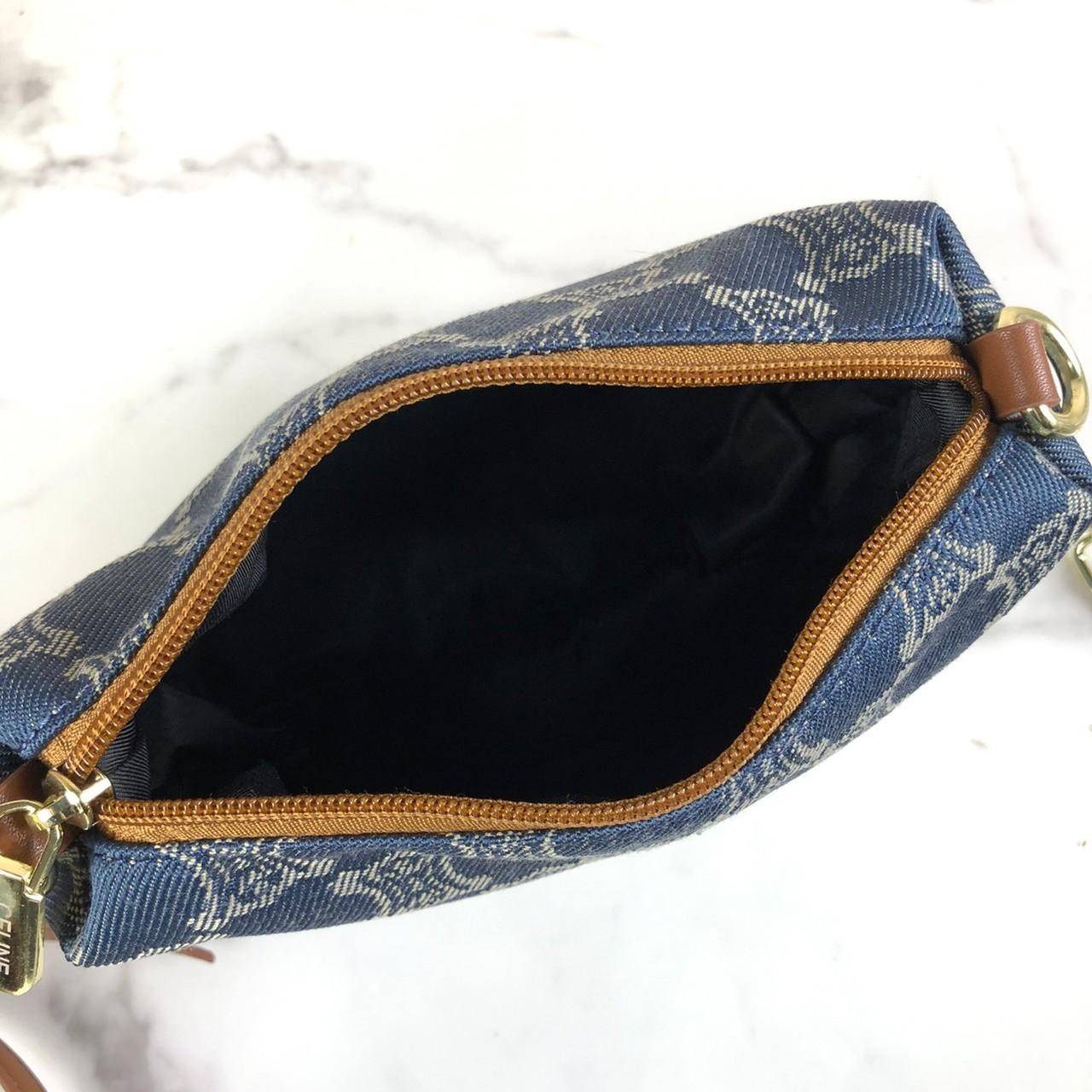 กระเป๋าสะพาย CELINE ซื้อ 1 ได้ถึง 2 ชิ้น เปิด - ปิดกระเป๋าด้วยซิป ด้านในโล่งกว้าง มีช่องซิป 1 ช่อง หูจับสูง 26 cm แถมกระเป๋าใบเล็กอีก 1 ใบ เปิด - ปิดด้วยซิป มาพร้อมสายสะพาย สามารถถอดและปรับได้ 3 ระดับค่ะ