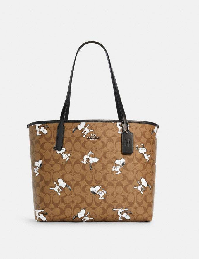 COACH FACTORY TOTE IN SIGNATURE LEATHER BAG X SNOOPY COLLECTION กระเป๋าสะพายคอลเลคชั่นสุดพิเศษจาก Coach Factory วัสดุ Signature refined calf leather หนังแท้ลายแบรนด์ คอลเลคชั่น Snoopy เทคเจอร์สวยอยู่ทรงดีไซน์ยอดนิยมด้านหน้ามีโลโก้ ภายในมีโลโก้กว้างและจุสุ