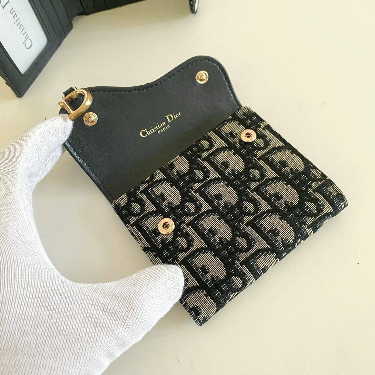 VIP 】DIOR WALLET MONOGRAM SADDLE LOTUS กระเป๋าสตางค์ 3 พับ วัสดุหนังแท้ และผ้า Jacquard อย่างดี ทอสวยงามที่สุด ผสมผสานความสง่างามและคลาสสิกที่เข้ากับยุคสมัย ด้านหน้าโดดเด่นด้วยซิกเนเจอร์ของ Christian Dior อะไหล่สีทองอ่อน เงางาม เป็นอีกหนึ่งรุ่นที่ดาราเชเล