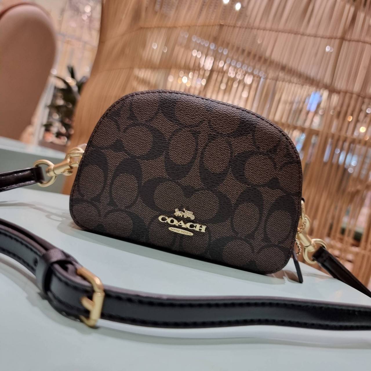 COACH 2628 MINI SERENA CROSSBODY IN SIGNATURE CANVAS ใหม่ที่สุด!! พร้อมส่งทุกสีเด็ด!! ย่อส่วนกระเป๋าสะพายคอลเลคชั่นยอดฮิต มินิเซเรนา ที่รับรองว่าน้องน่ารักม้ากกก!! ขนาดเล็กกุ๊งกิ๊ง แต่ดีเทลยิ่งใหญ่ วัสดุหนังแคนวาสเคลือบลาย เปิด-ปิดด้วยซิป สะดวกใช้ ภายในเป