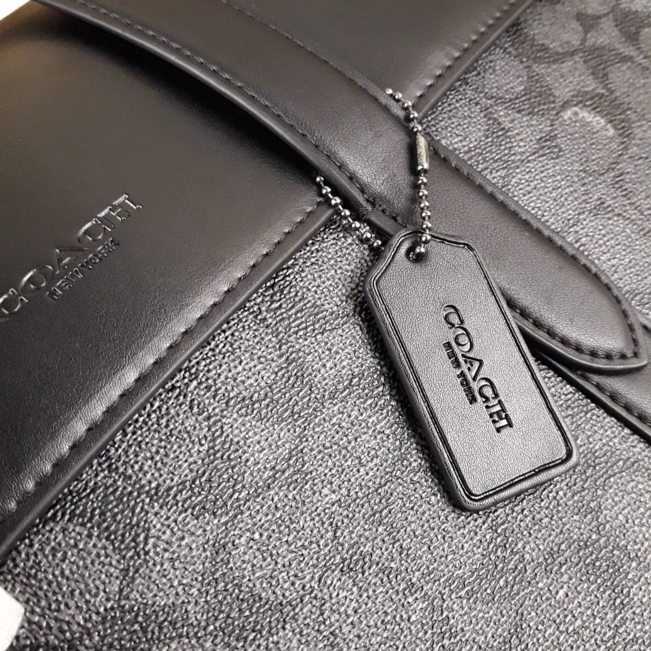 COACH METROPOLITAN PORTFOLIO IN SIGNATURE CANVAS (COACH 39775)🍁 เอาใจสาย smart กับรุ่นยอดฮิต ใช้งานได้ลงตัวสุดๆ ถือว่าเป็นอีกรุ่นที่ถามกันเข้ามาเยอะมากๆ และใช้งานได้ครบฟังก์ชั่นจริงๆ >>วัสดุแคนวาส สลับหนังแท้ หนังคุณภาพมากๆ มีสายสะพายยาว ถอด