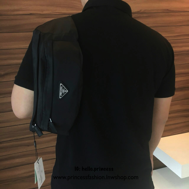 New Must Have Now อีกหนึ่งรุ่น Prada เหมาะกับท่านชาย เป็นอย่างยิ่ง กับกระเป๋าคาดอก / คาดเอว ทรงสวย จากงานพรีเมี่ยมกิ้ฟจากแบรนด์ PRADA ทรงฮิต วัสดุผ้า NYLON คุณภาพดี กันน้ำ100% ใส่ของได้หลากหลาย ตัวกระเป๋าอะไหล่สีเงิน ตัวล้อคปั้มจมแบรนด์สุดหรู ด้านมาพร้อมซ