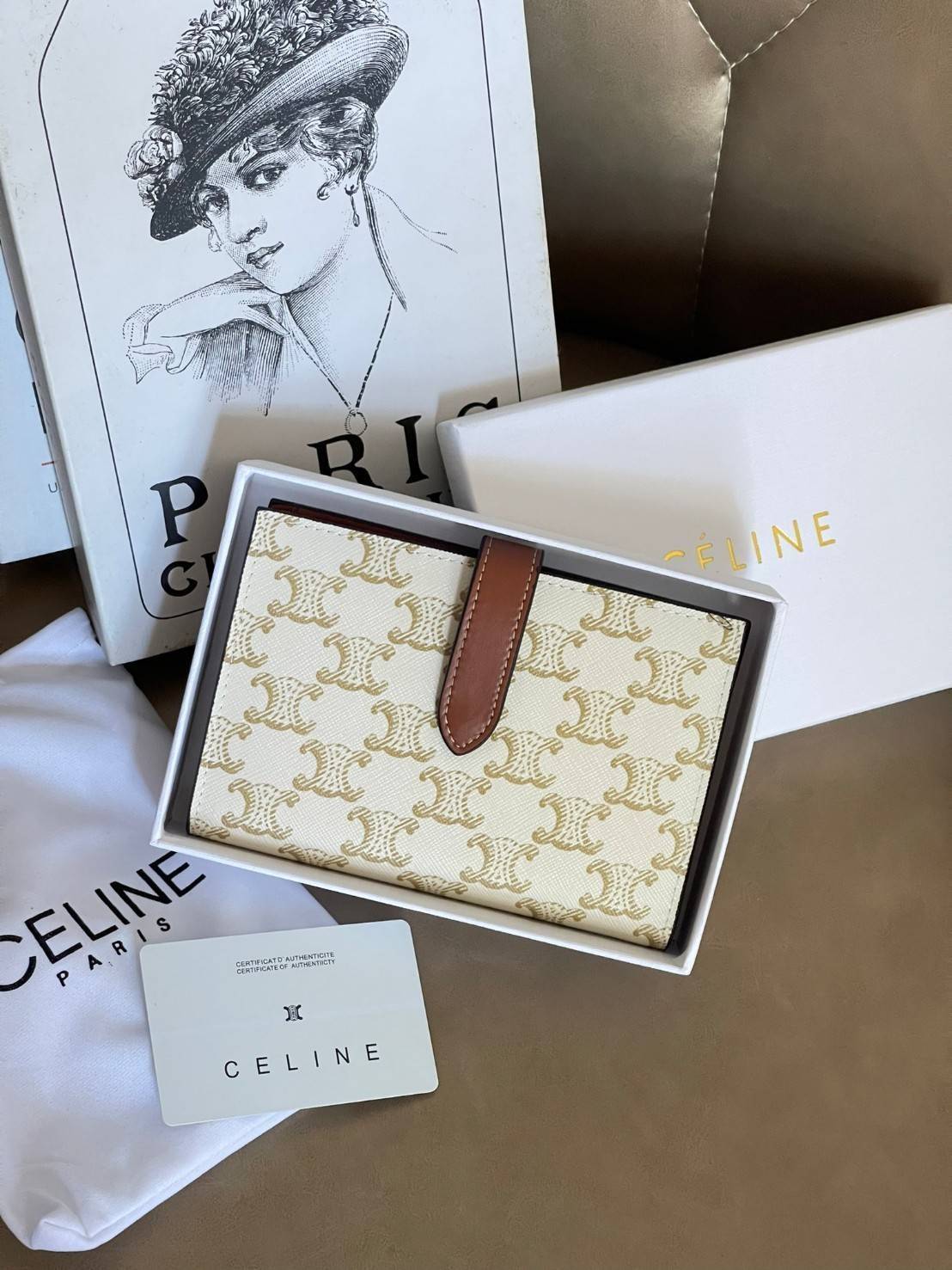 CELINE MEDIUM STRAP WALLET IN TRIOMPHE CANVAS กระเป๋าสตางค์ขนาดกลาง ถือแล้วจะให้ความรู้สึกที่คล้ายกับกระเป๋าคลัทช์ ดีไซน์ทันสมัยให้ใช้งานได้แบบครบครัน เป็นกระเป๋าสตางค์ ที่มีช่องสำหรับใส่ ธนบัตร เหรียญ และบัตรต่าง ๆ ใช้งานแบบ2ด้าน มีลวดลายTriomp ที่เป็นซิ