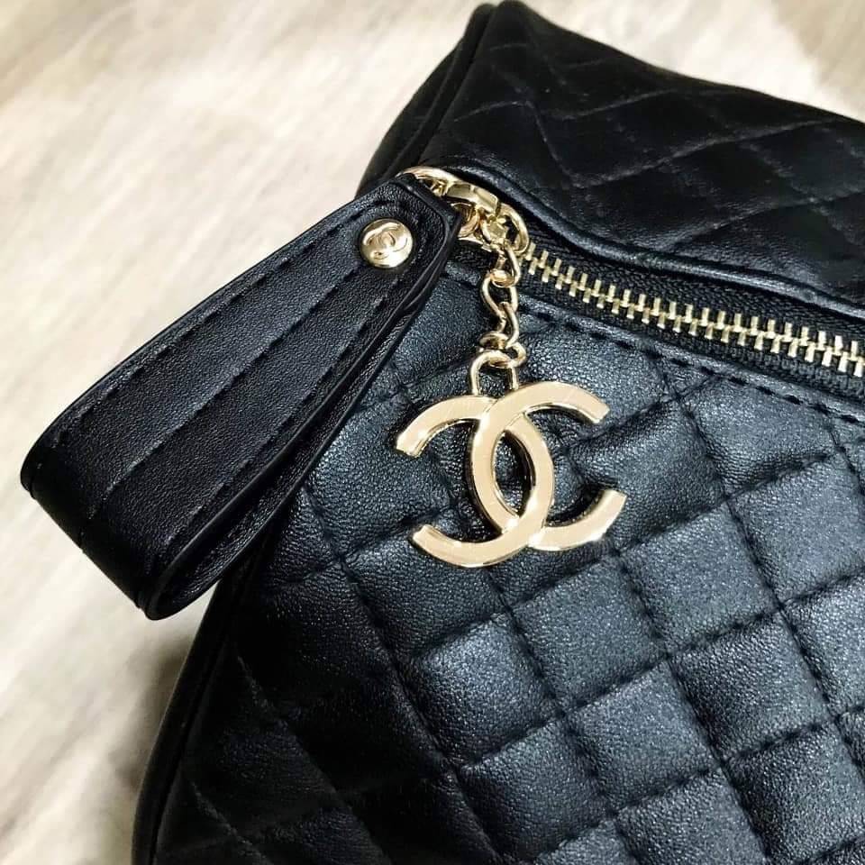 Chanel Quilted Travel Bag Super rare item! กระเป๋าเดินทางใบใหญ่ VIP. gift with Purchanel ของแท้รุ่น Limited Edition จาก counter Chanel วัสดุหนังเรียบลายตาราง เนื้อหนา กันน้ำ ดูแลรักษาง่าย ด้านหน้ามี logo brand ตัวกระเป๋าเปิดปิดด้วยซิป หัวซิปแบรนด์ อะไหล่ท