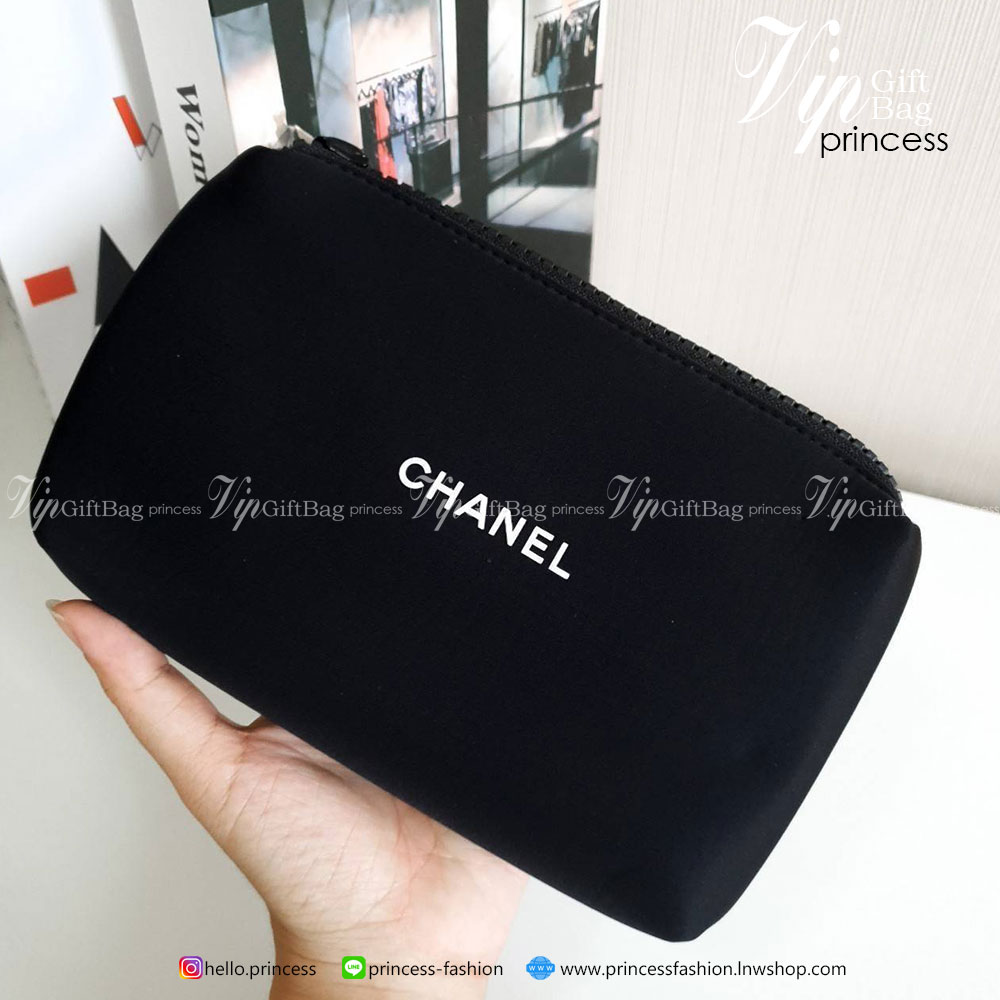 กระเป๋าอเนกประสงค์ Chanel งานพรีเมี่ยมกิ้ฟท์จากเคาเตอร์แบรนด์ดัง ของแท้จากแบรนด์ chanel ขนาดกะทัดรัด ผ้าโฟมนุ่มลื่นมือ ด้านหน้าสกรีนแบรนด์ ปิดเปิดด้วยซิปที่จับปั้มแบรนด์ ด้านในมีช่องใส่เครื่องสำอางค์ ของจุกจิกหรือโทรศัพท์ได้ทุกรุ่น ที่ควรมีไว้เป็นไอเท็มติ
