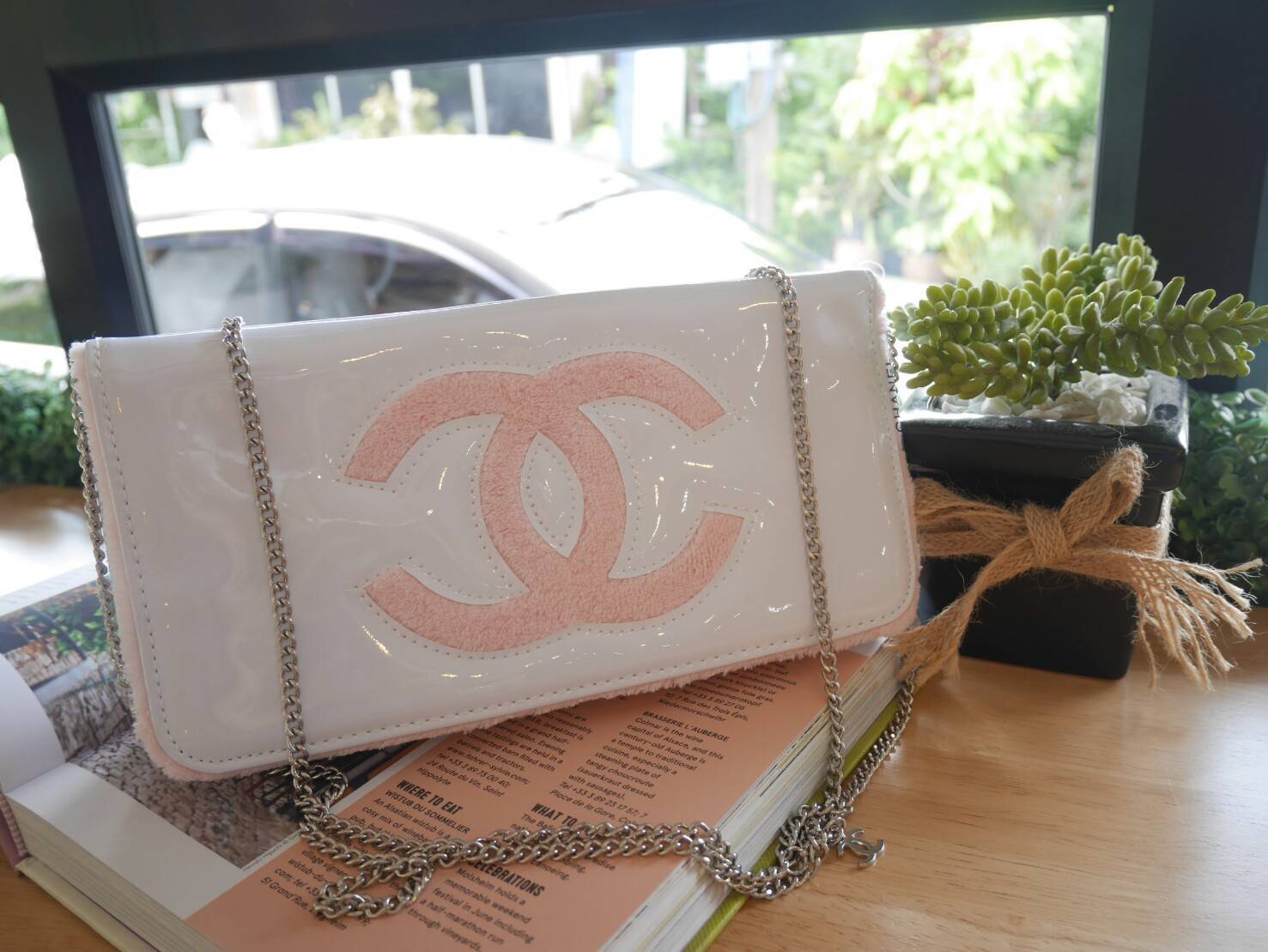 Chanel shoulder & cluth bag กระเป๋าสะพายทรง cluth ขนาดกำลังน่ารัก วัสดุหนังแก้ว เปิดปิดด้วยกระดุมแม่เหล็ก ภายในโล่งบุเฟอขนนุ่ม ใส่กระเป๋าสตางค์ยาวได้ มาพร้อมสายสะพายโซ่ หรือจะเก็บสายถือเป็น cluth ออกงานก็ดูดี มากับราคาสุดคุ้มค่ะ