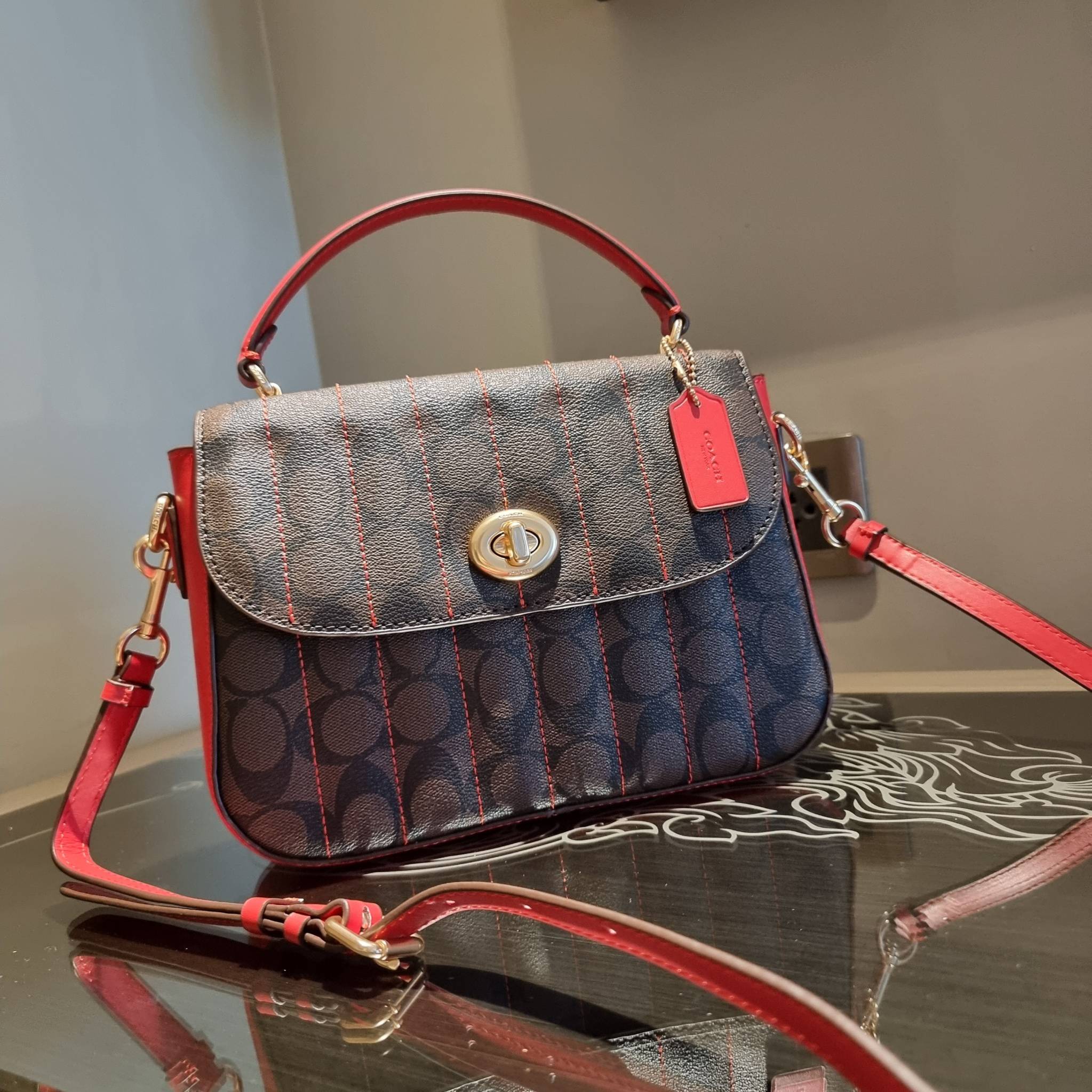 OUTLET 】COACH C5645 MARLIE TOP HANDLE SATCHEL IN SIGNATURE CANVAS WITH QUILTING ดีไซน์ใหม่ กระเป๋าถือ/สะพายข้าง ออกแบบมาไม่เหมือนใคร โดดเด่นด้วยการเย็บบุหนัง โชว์ดีเทลลายเส้น ตกแต่งโลโก้ด้านข้างอะไหล่ทอง วัสดุหนังแคนวาสสลับหนังแท้ เปิด-ปิดด้วยตัวล็อคแน่นห