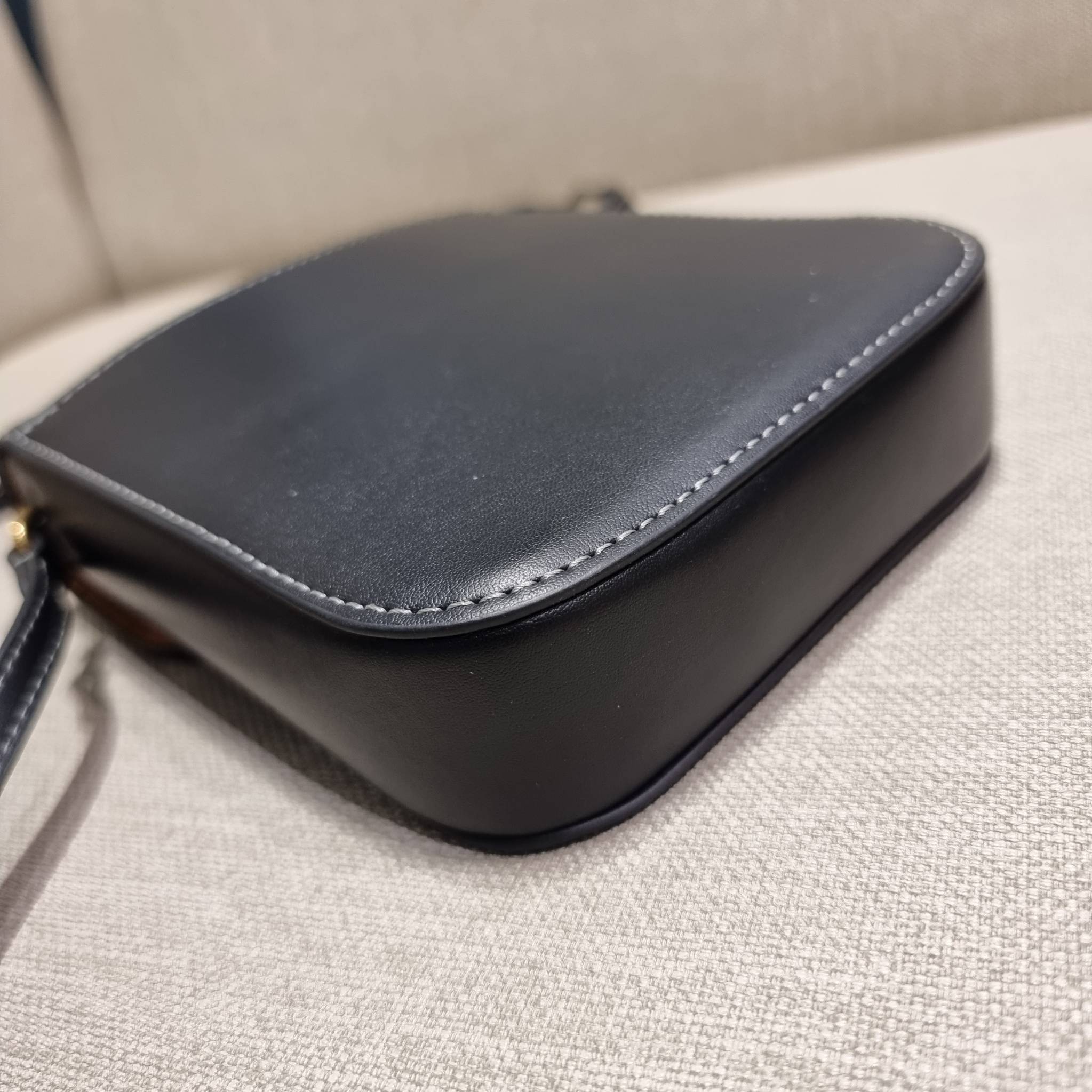 COACH CA057 TALL STUDIO CROSSBODY กระเป๋าสะพายข้างไซส์มินิ ดีไซน์ลูกคุณหนู น่ารักที่สุด!! น่าใช้ไม่อยากวาง!! ดีไซน์รูปทรงกำลังสวย ใช้งานสะดวกด้วยตัวกดเลื่อนล็อค วัสดุหนังแท้ สวยคม มาพร้อมสายสะพายข้างในตัว ใส่ของสำคัญแบบพกพาสะดวก ดีต่อใจจริงๆใบนี้ แนะนำไม่