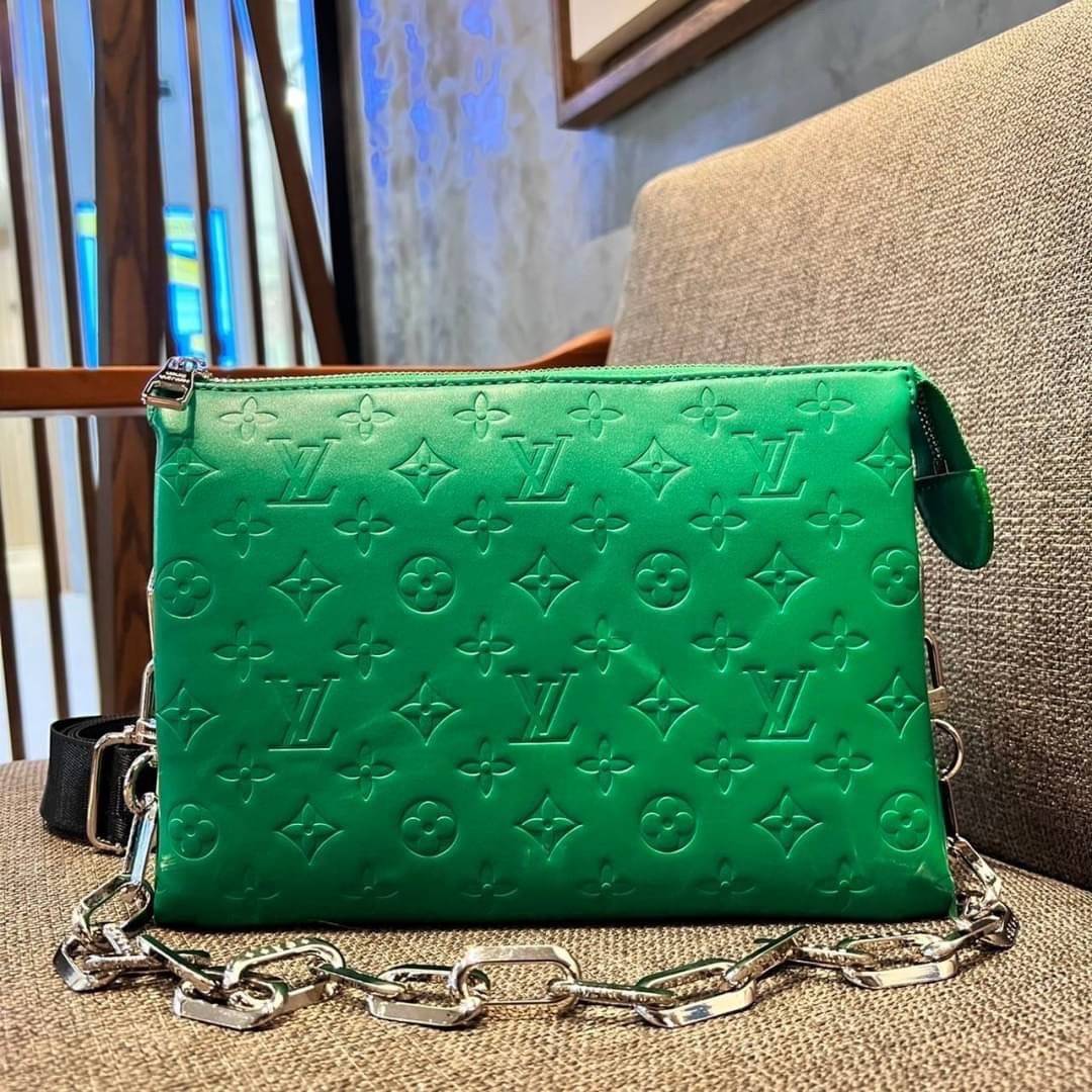 LV HANDLE POUCH MONOGRAM / LV Coussin กระเป๋าสะพายกึ่งคลัชท์ สุดล้ำ มาแรงมาก ด้วยความสวยปังตั้งแต่แรกเห็น วัสดุหนังแกะปั๊มลายสวยคม มาพร้อมสาย 2 เส้น เลิศๆ มีสายโซ่ที่มีดีเทลละเอียดไม่ซ้ำ และสายสปอร์ตครอสบอดี้ ที่จะคล้องไว้ทั้งสองเส้นก็ดีงาม หรือสลับใช้ตาม