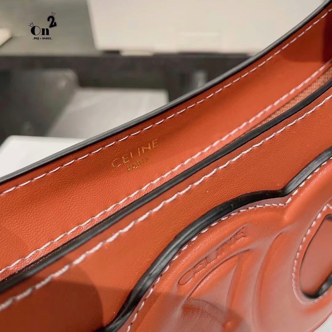 CELINE TRIOMPHE SHOULDER BAG กระเป๋าสะพายไหล่ดีไซน์เรียบหรูและดูทันสมัย ให้คุณเลือกสะพายในชีวิตประจำวันเข้ากับการแต่งตัวสบาย ๆ หรือจะสะพายออกงานปาร์ตี้สังสรรค์ก็ช่วยให้คุณดูโดดเด่น มีรูปทรงที่ดูแข็งแรงจึงไม่เสียรูปทรงแม้ใส่ของจำนวนมากก็ตาม รุ่นใหม่ ซิปบน 