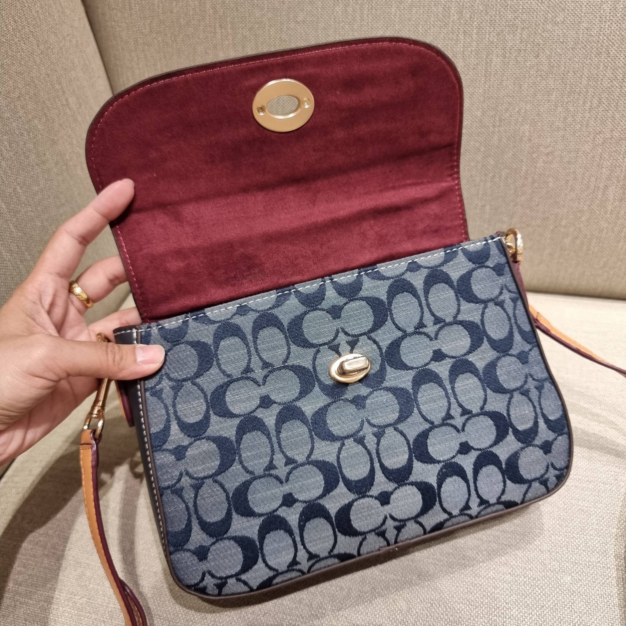COACH C4921 MARLIE TOP HANDLE SATCHEL IN SIGNATURE CHAMBRAY กระเป๋าถือ/สะพายข้าง มีดีไซน์ยูนีค โดดเด่น ตกแต่งโลโก้ด้านข้างอะไหล่ทอง วัสดุผ้าแชมเบรย์ ทอเส้นลายสวย เปิด-ปิดด้วยตัวล็อคแน่นหนา ภายในเป็นช่องโล่ง ใส่ของได้ครบครัน มาพร้อมหูจับในตัวและสายสะพายข้า