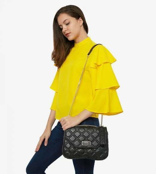 GUESS LOLLI CONVERTIBLE CROSSBODY BAG รุ่นแนะนำค่ะ!! กระเป๋าสะพายข้าง//ทบสายสะพายไหล่ได้ วัสดุหนังลายนวม ด้านหน้ามีอะไหล่โลโก้แบรนด์ เปิดปิดกระเป๋าแบบกระดุมแม่เหล็ก ภายในกว้างสามารถใส่ของจุ ใส่กระเป๋าสตางค์ใบยาวได้ค่ะ มีช่องซิปและช่องเล็กใส่ของจุกจิกน่ะค่