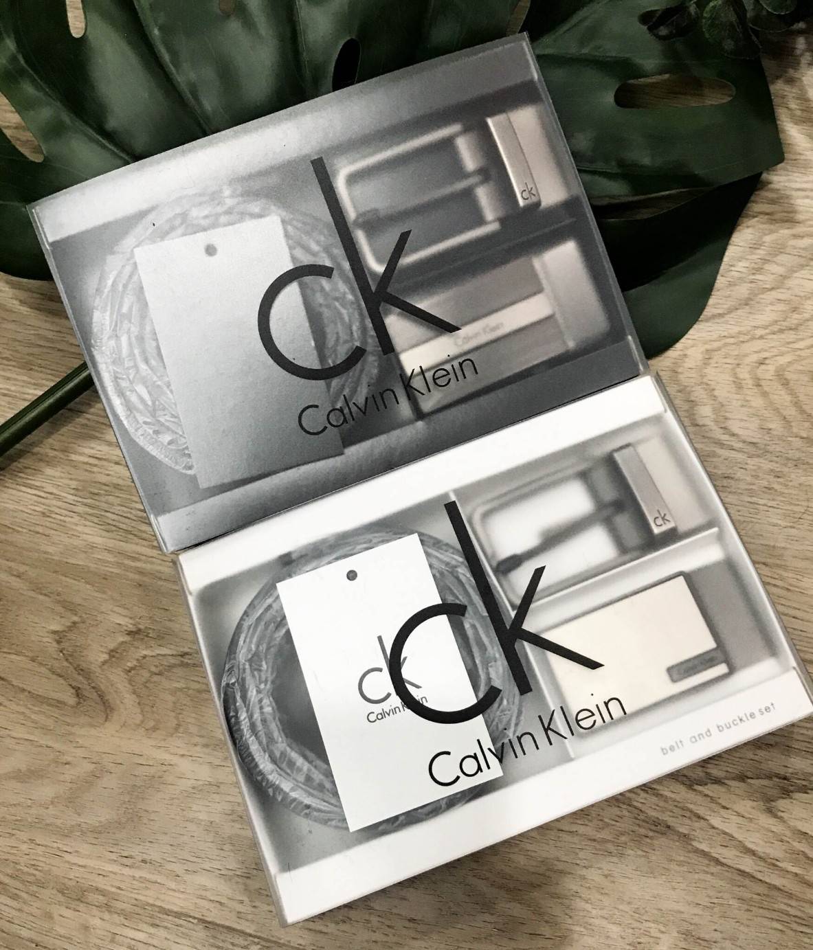 ห้ามพลาด! เซทสุดคุ้ม! ซื้อ1ได้ถึง2! CALVIN KLEIN REAL LEATHER BELT VALUE PACK Limited Edition เข็มขัดหนังแท้ พร้อมหัวเข็มขัด2แบบคุณภาพดีตามแบบฉบับของแบรนด์ สายเข็มขัดสามารถกลับด้านใช้ได้ทั้งสีดำและสีน้ำตาลเหมือนมี2เส้น2หัวสลับใช้ได้ไม่จำเจ มาพร้อมถุงกระดา