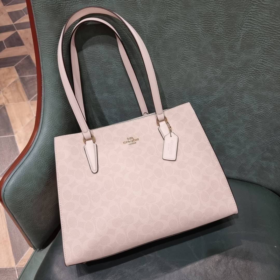COACH C4075 TATUM CARRYALL IN SIGNATURE CANVAS คอลเลคชั่นใหม่ล่าสุด จัดมาให้ได้สวยก่อนใคร สวยหรูทุกสี!! ลุคผู้ดีต้องมาอีกหนึ่ง กระเป๋าสะพายทรงสวย ที่มาพร้อมสายสะพายไหล่ในตัว และสายครอสบอดี้สำหรับสะพายข้าง วัสดุหนัง crossgrain สวยคมมากๆ ตัวกระเป๋าถูกแบ่งเป