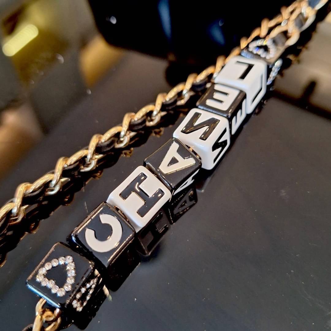 กระเป๋า CHANEL VIP CROSSBODY BAG กระเป๋าทรงสะพายข้าง หนังพียูพรีเมี่ยมหนังนิ่ม อะไหล่ทองวินเทจทั้งใบ ประดับลูกปัดชื่อแบรนด์ น่ารักมากกก