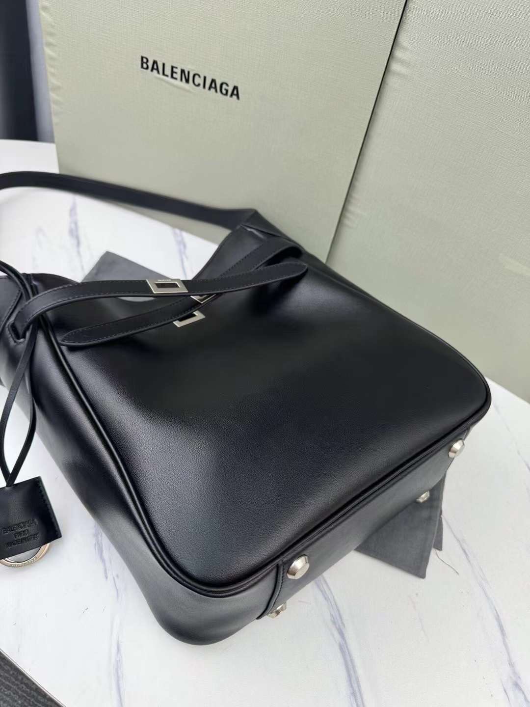Balenciaga Tote Leather Shoulder Bag กระเป๋าสะพายไหล่ทรงโท้ทดีไซน์สวยเลิศ!! ไม่ซ้ำ เอกลักษณ์ที่โดดเด่นด้วยรูปทรงใช้งานง่าย
