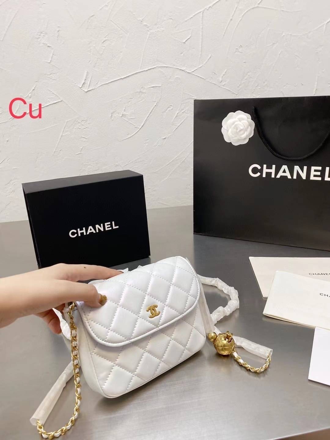 Chanel Pearl Crush with Chain / Chanel Mini crossbody bag กระเป๋าสะพายข้างหรือสะพายเป็นครอสบอดี้ รอบนี้เข้า 5 สีเลย ได้ใบนี้ไปถือออกงาน ก็สวยหรูดูแพงสุดๆค่า!!