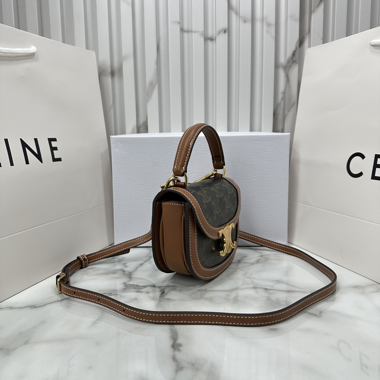 ORI หนังแท้ | CELINE MINI BESACE CLEA in Triomphe canvas and leather กระเป๋าสะพายพร้อมหูจับ ไซส์มินิ แคนวาส Triomphe แต่งขอบหนัง แต่งโลโก้สีทองหรูหรา สวยโดดเด่น สามารถถือ สะพายไหล่ และสะพายข้างได้