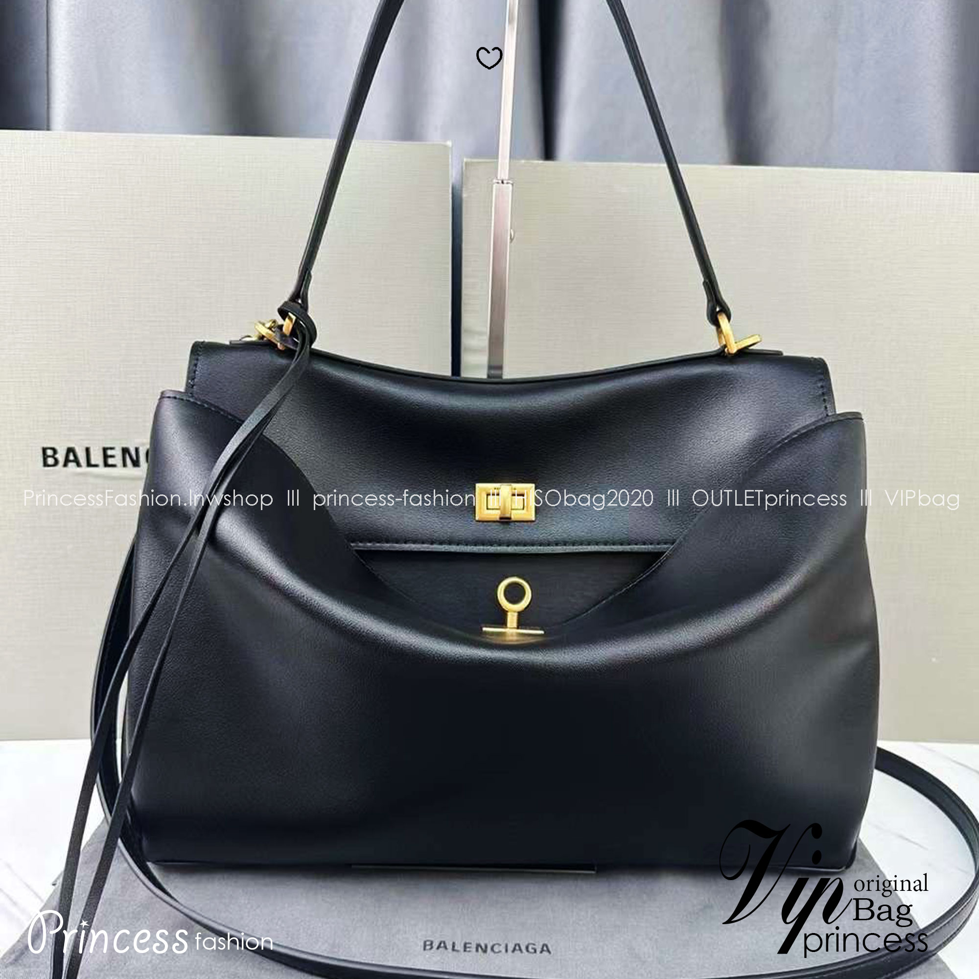 Balenciaga Rodeo Medium Handbag in Black 35cm กระเป๋าสะพายหนังเรียบผิวสัมผัสนุ่มสบายผิว ดีไซน์เรียบหรูตามเอกลักษณ์ของแบรนด์ ภายในโล่งกว้าง จุของได้เยอะ ใบจริงน้องสวยน่าใช้มาก จัดให้ครบเซ็ทในราคาน่ารัก ห้ามพลาด!!
