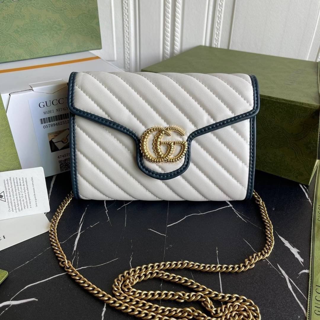 หนังแท้ GG Marmont matelassé mini bag พร้อมส่งที่ไทย GUCCI Wallet on Chain ภาพสินค้าถ่ายจากงานขายจริง รุ่นนี้หนังสวยมากค่ะ ละมุนที่สุด ใส่บัตร ใส่แบงค์ได้ รับรองว่าจะเป็นกระเป๋าที่จะหยิบใช้งานได้บ่อยๆ รับประกันความสวยปังค่าาา
